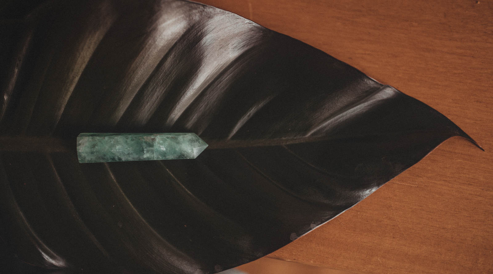 De magnifiques produits en pierres précieuses : Bouteilles d'eau, masques pour les yeux et bougies parfumées