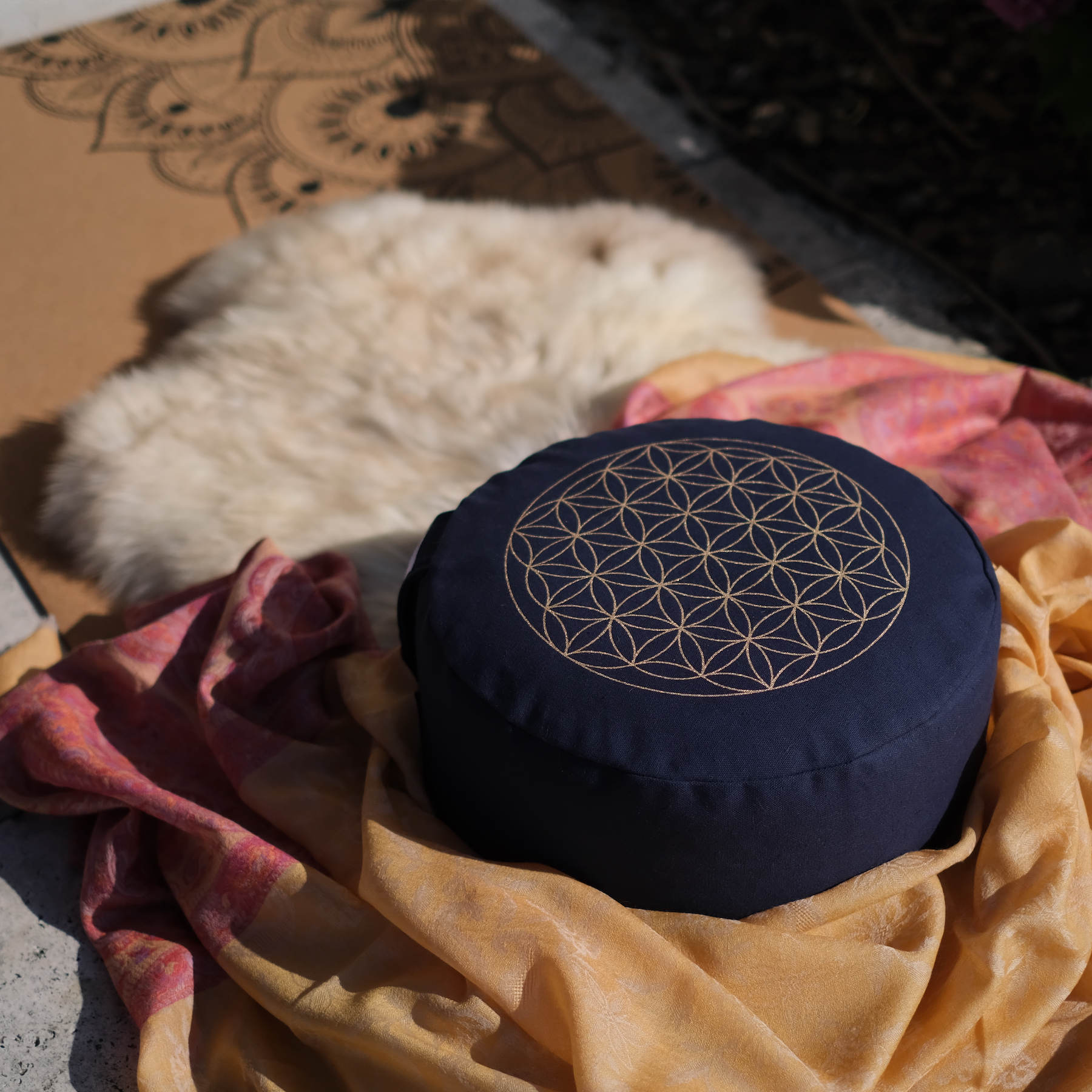 Tout ce dont vous avez besoin pour méditer. Coussins de méditation, tapis de méditation, couvertures de yoga et bien plus encore.