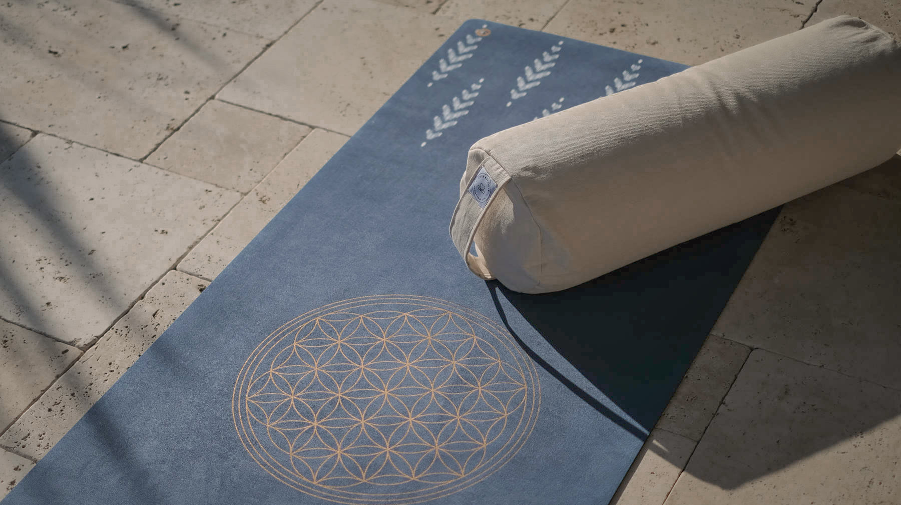 Nous remplissons les bolsters à la main avec la meilleure balle d'épeautre suisse. Parfaits pour les exercices de pranayama.