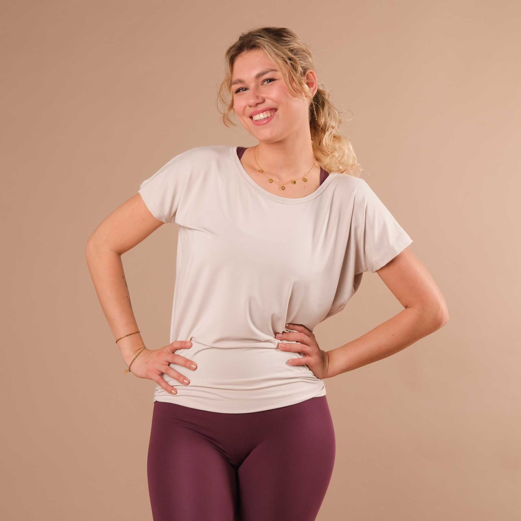 Shirt de yoga dos-nu ouvert derrière sable