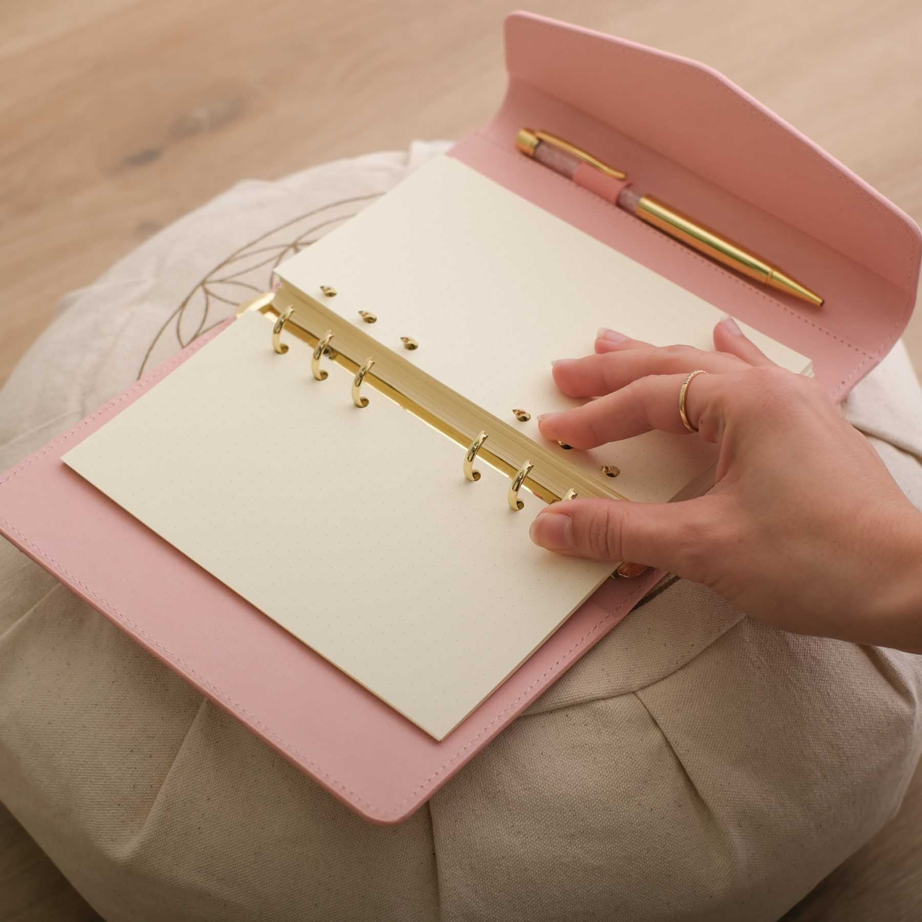 Carnet de notes Yoga à anneaux avec rabat fermeture magnétique et pierre précieuse, cartonné, avec design mandala