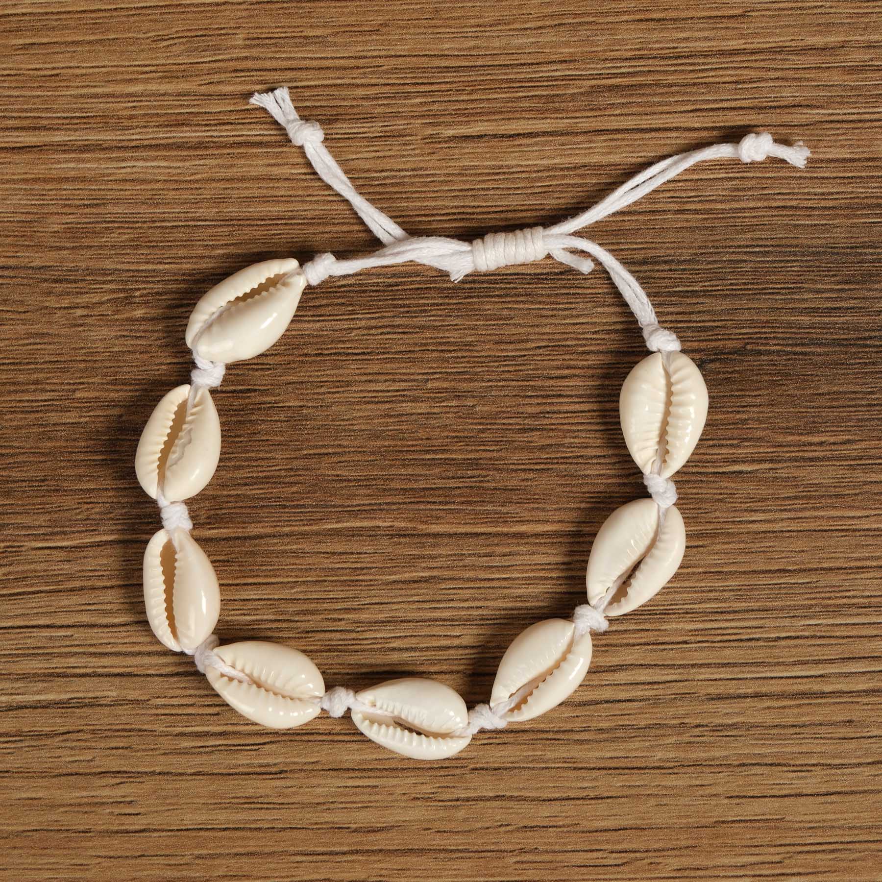Bracelet en coquillages kauri blancs