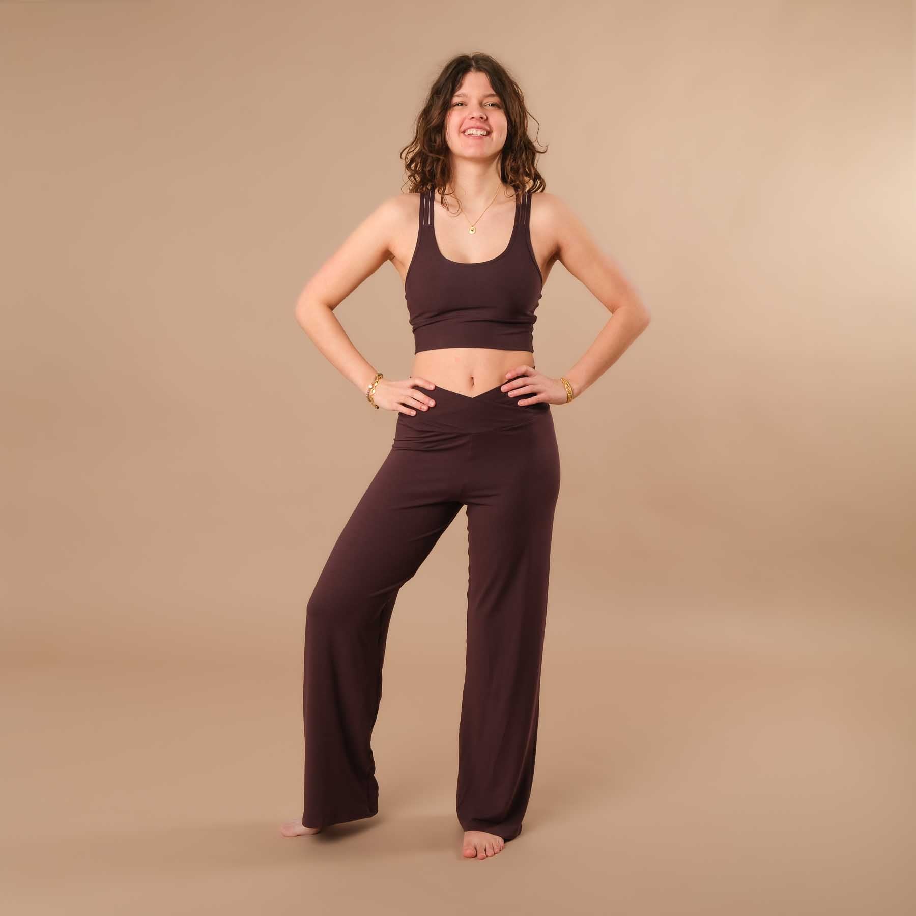 Brassière croisée Yoga Crop Top CrissCross aubergine, incroyablement confortable et ultra douce sur la peau