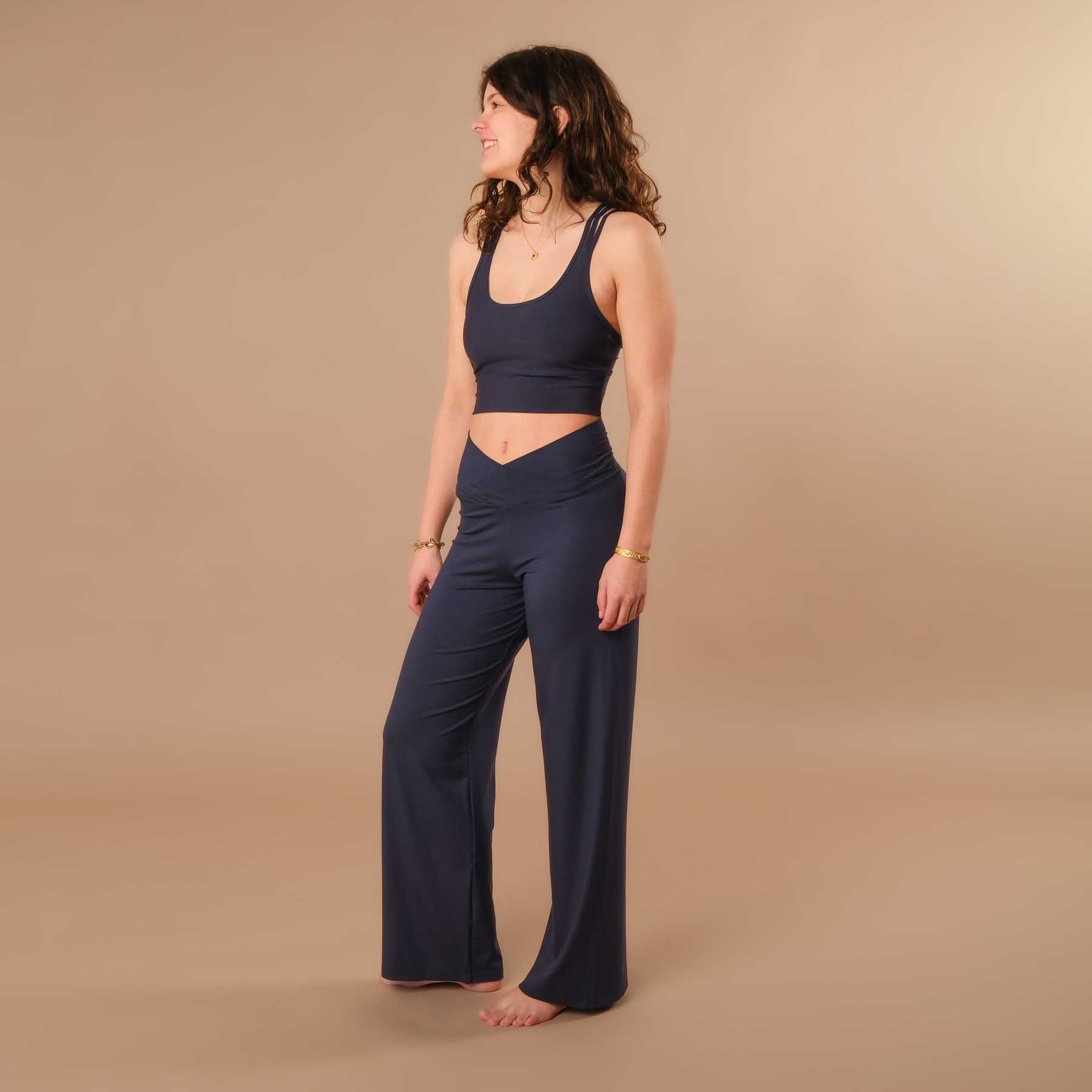 Brassière croisée courte pour le yoga, bleu marine, incroyablement confortable et ultra douce sur la peau