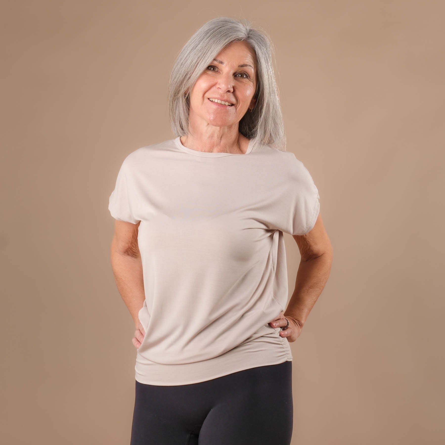 Yoga Shirt Comfy à manches courtes fabriqué de manière durable en Suisse sable