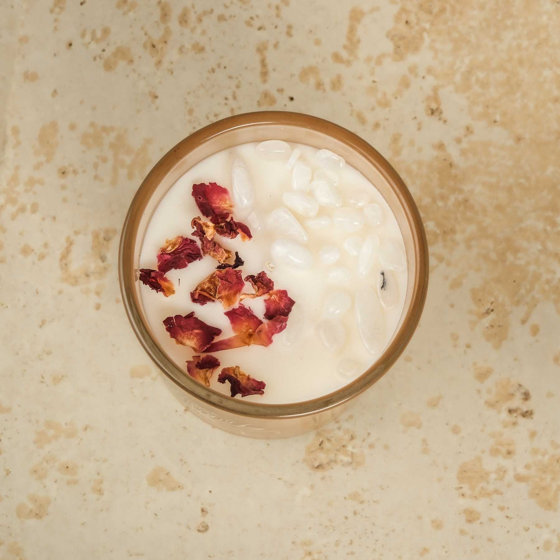 Bougie parfumée Bois de santal avec pierres précieuses et fleurs en cire de soja, végétalien, couleur sable
