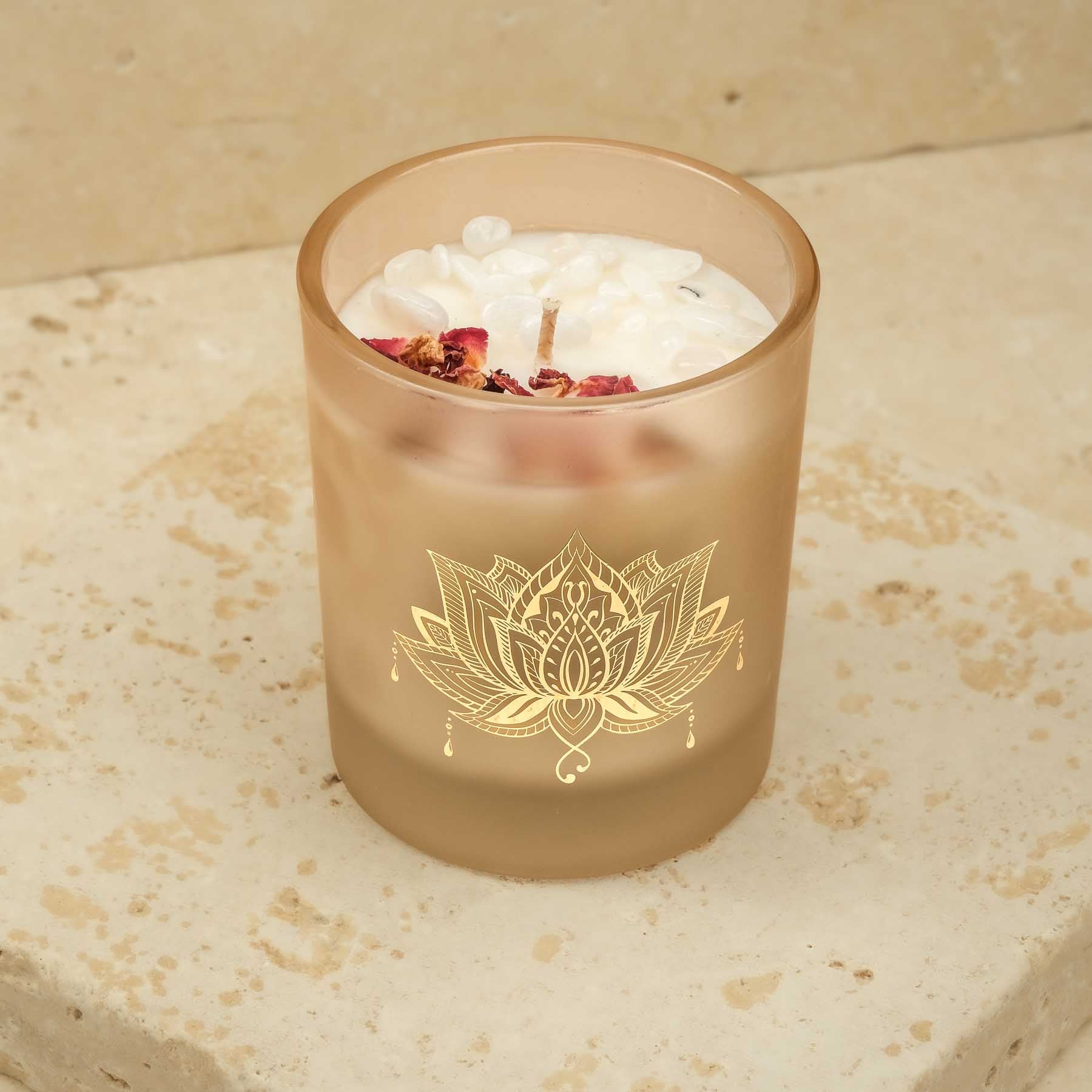 Bougie parfumée Bois de santal avec pierres précieuses et fleurs en cire de soja, végétalien, couleur sable