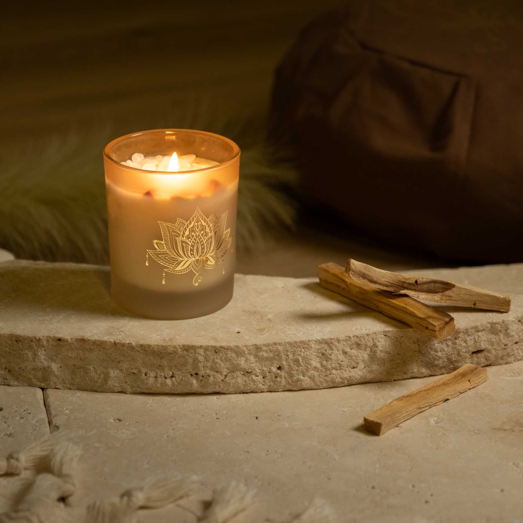 Bougie parfumée Bois de santal avec pierres précieuses et fleurs en cire de soja, végétalien, couleur sable