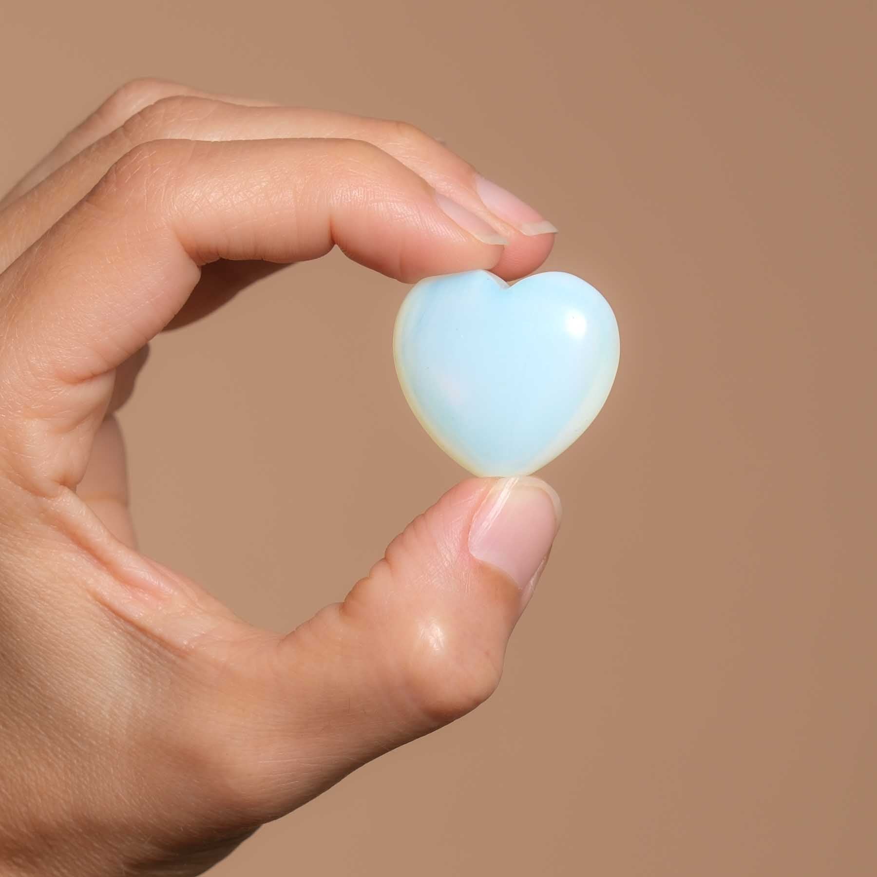 Pierre précieuse Cœur Flatteur pour la main Opale (transparent scintillant))