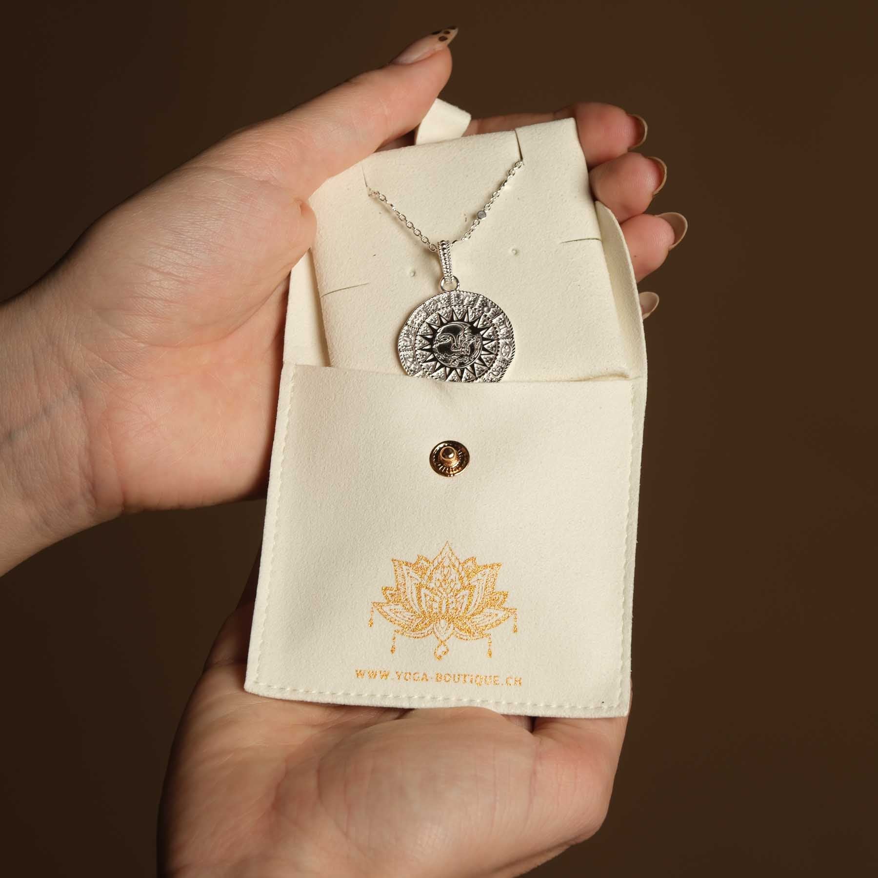 Collier Astro avec les 12 signes du zodiaque, le soleil et la lune en argent