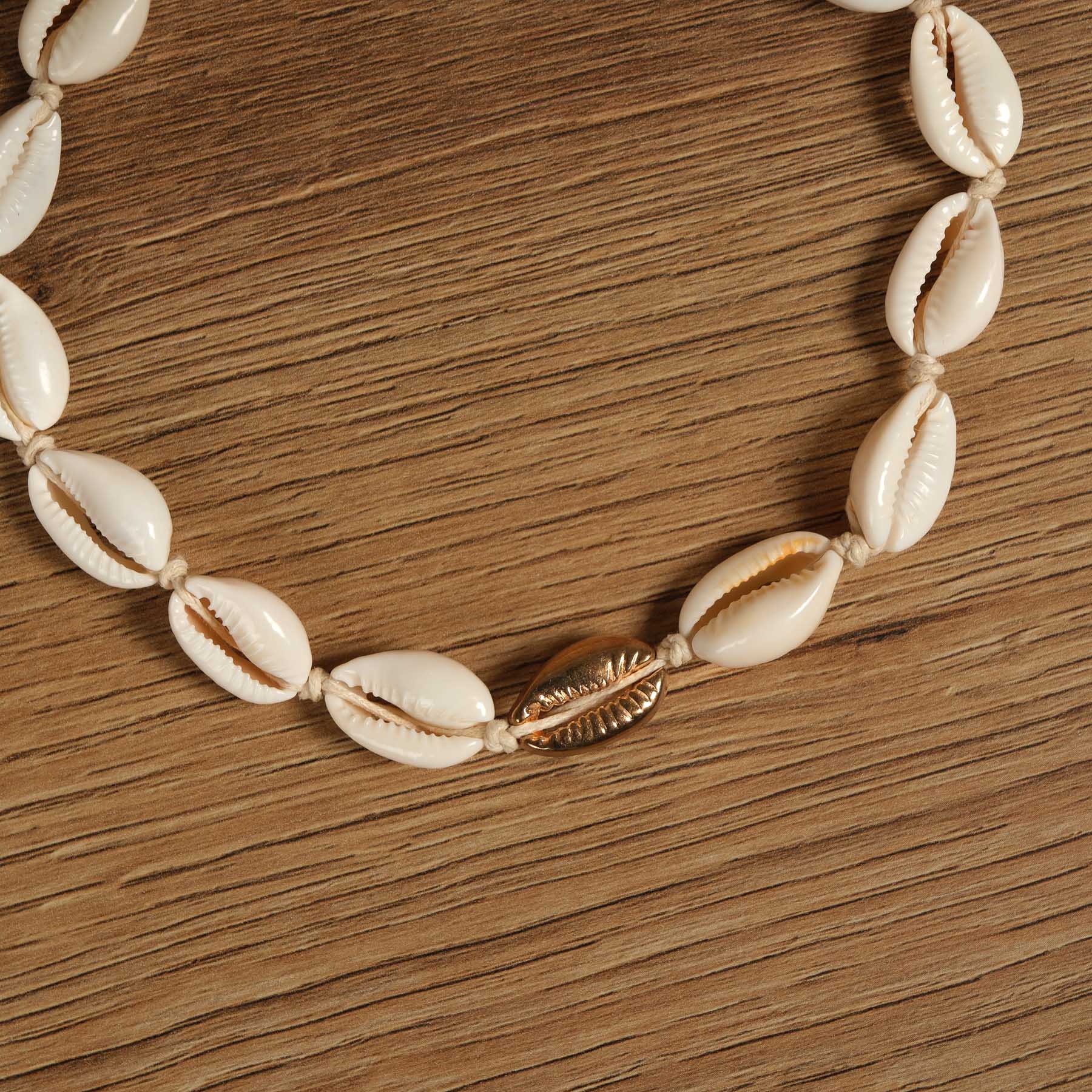 Collier en coquillages kauri