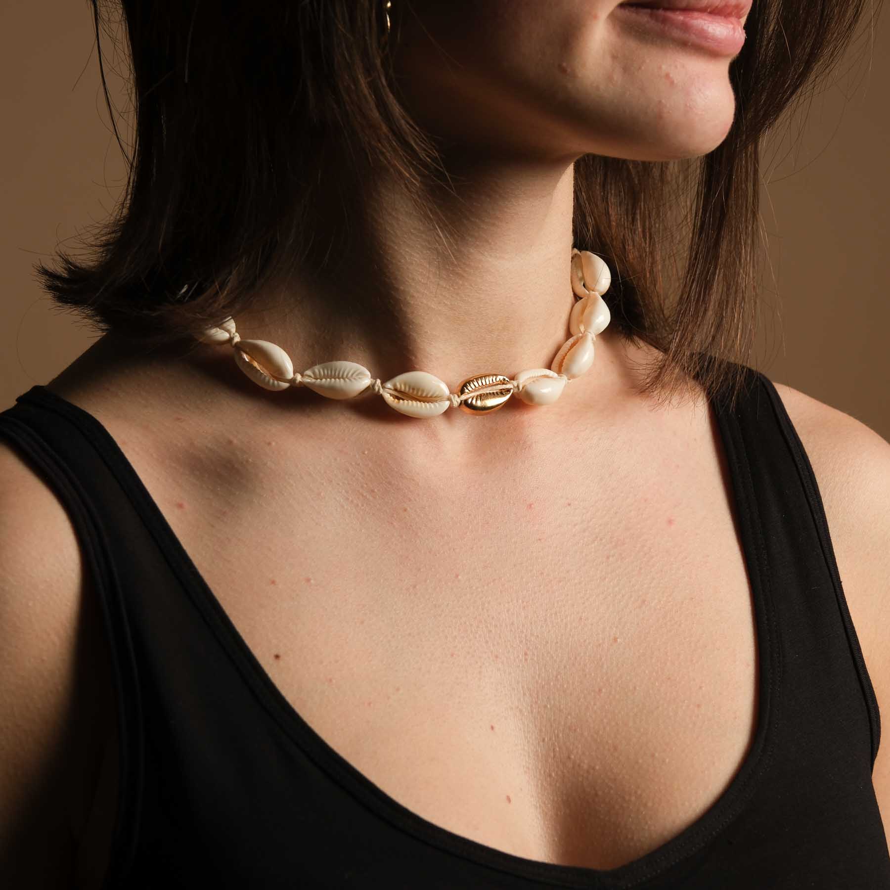 Collier en coquillages kauri