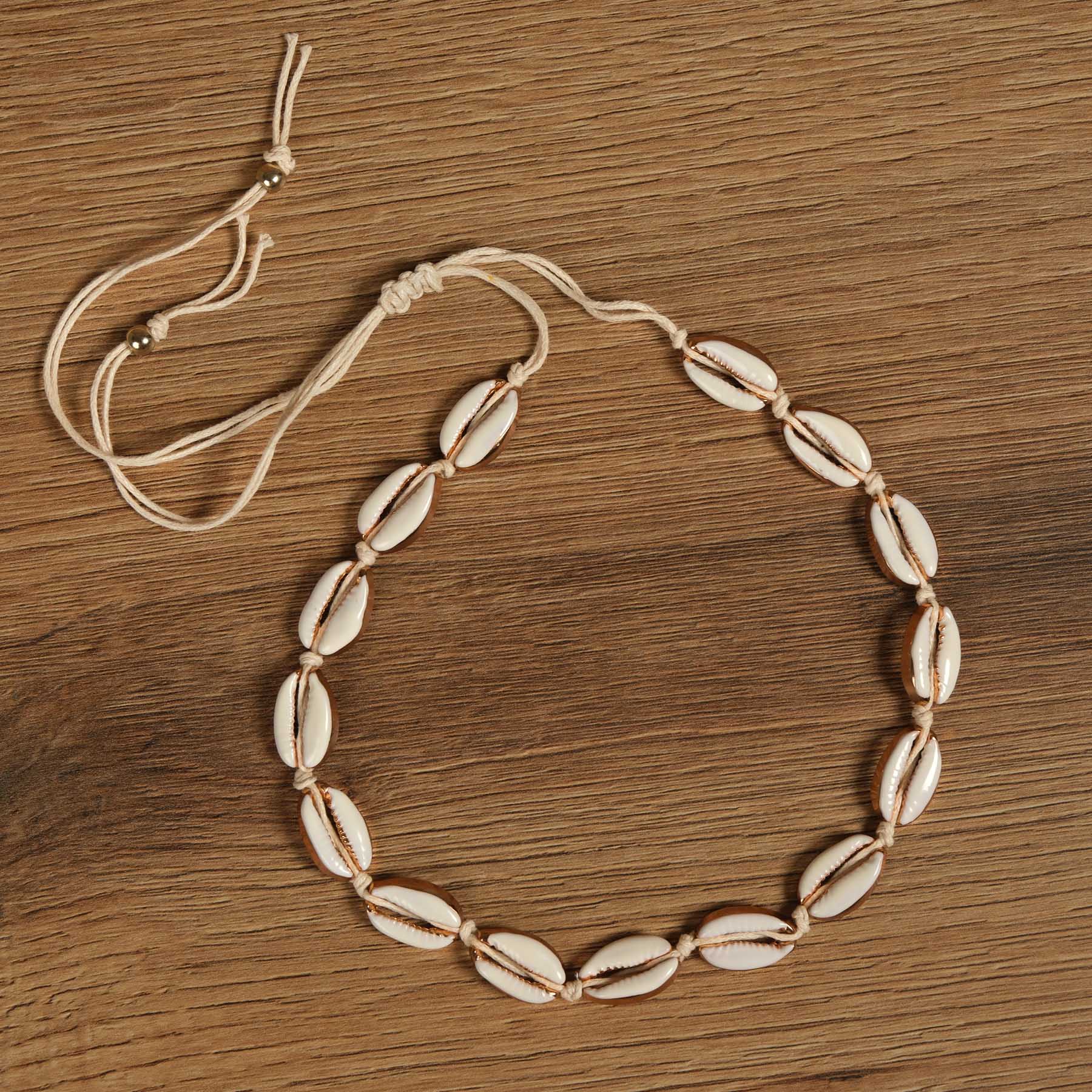 Collier en coquillages kauri sertis d'or