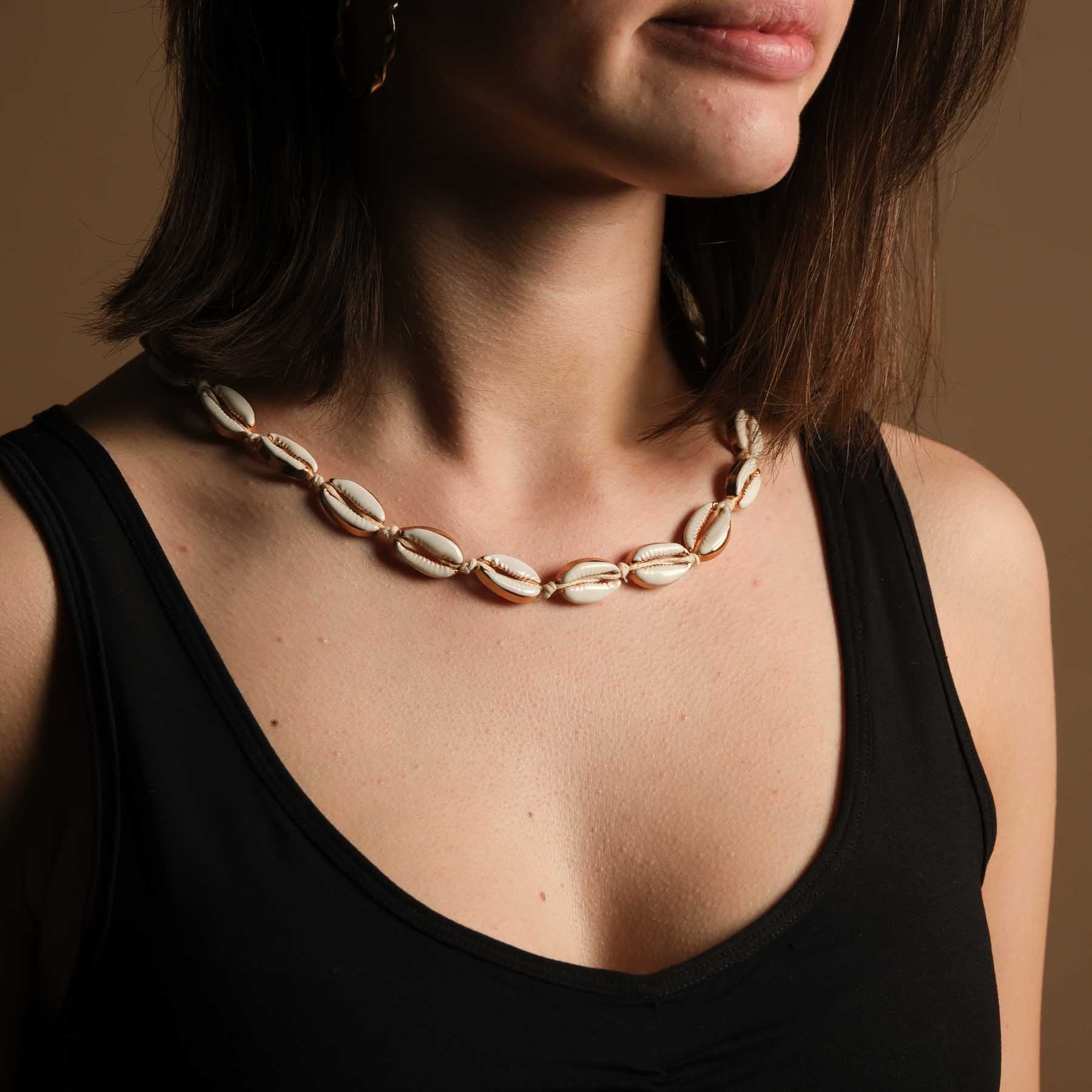 Collier en coquillages kauri sertis d'or