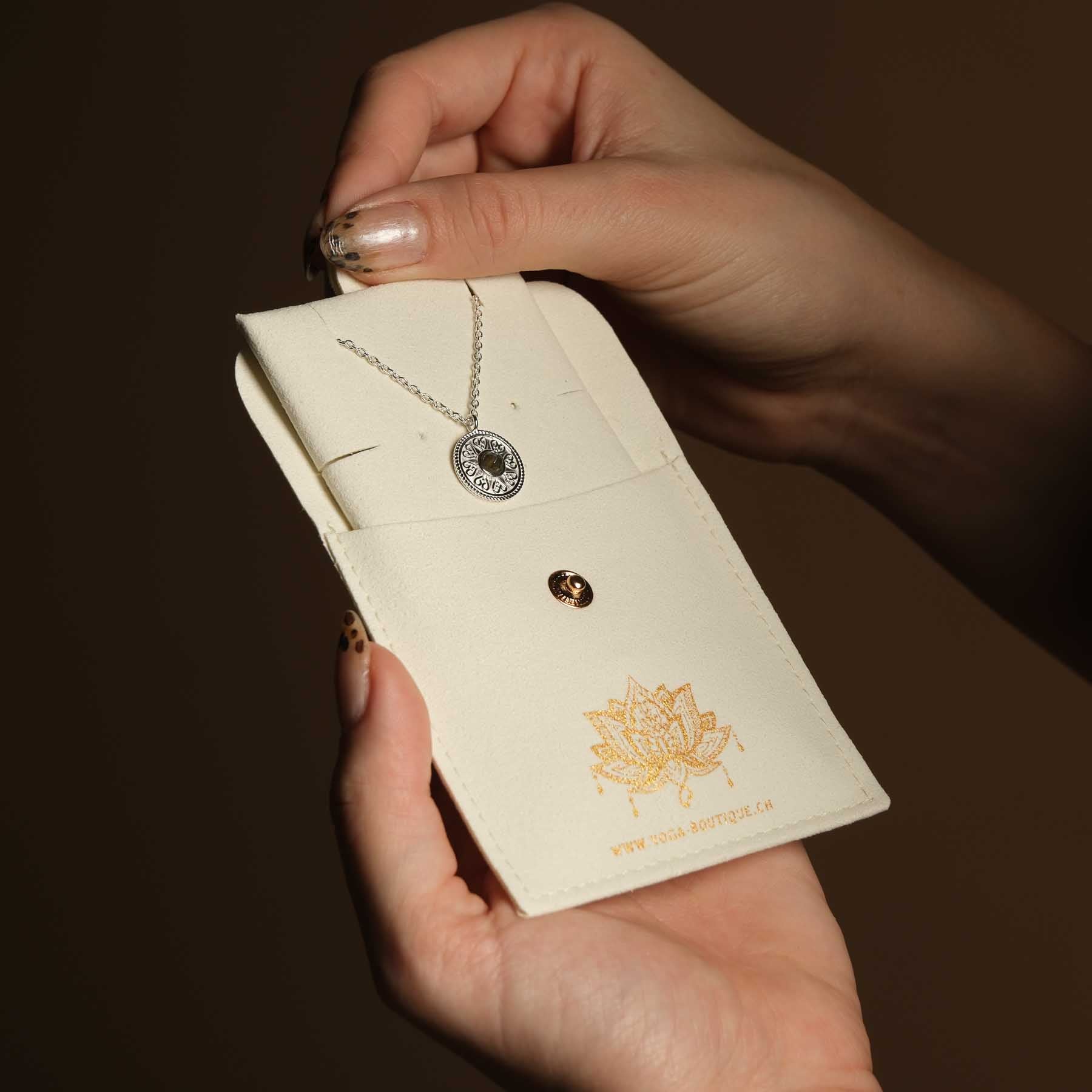 Collier Mandala Love avec labradorite argentée