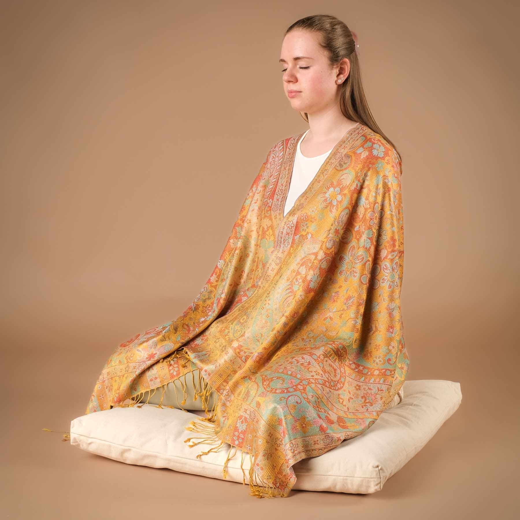 Châle de méditation soie Happy Hour dans les tons jaunes et turquoises