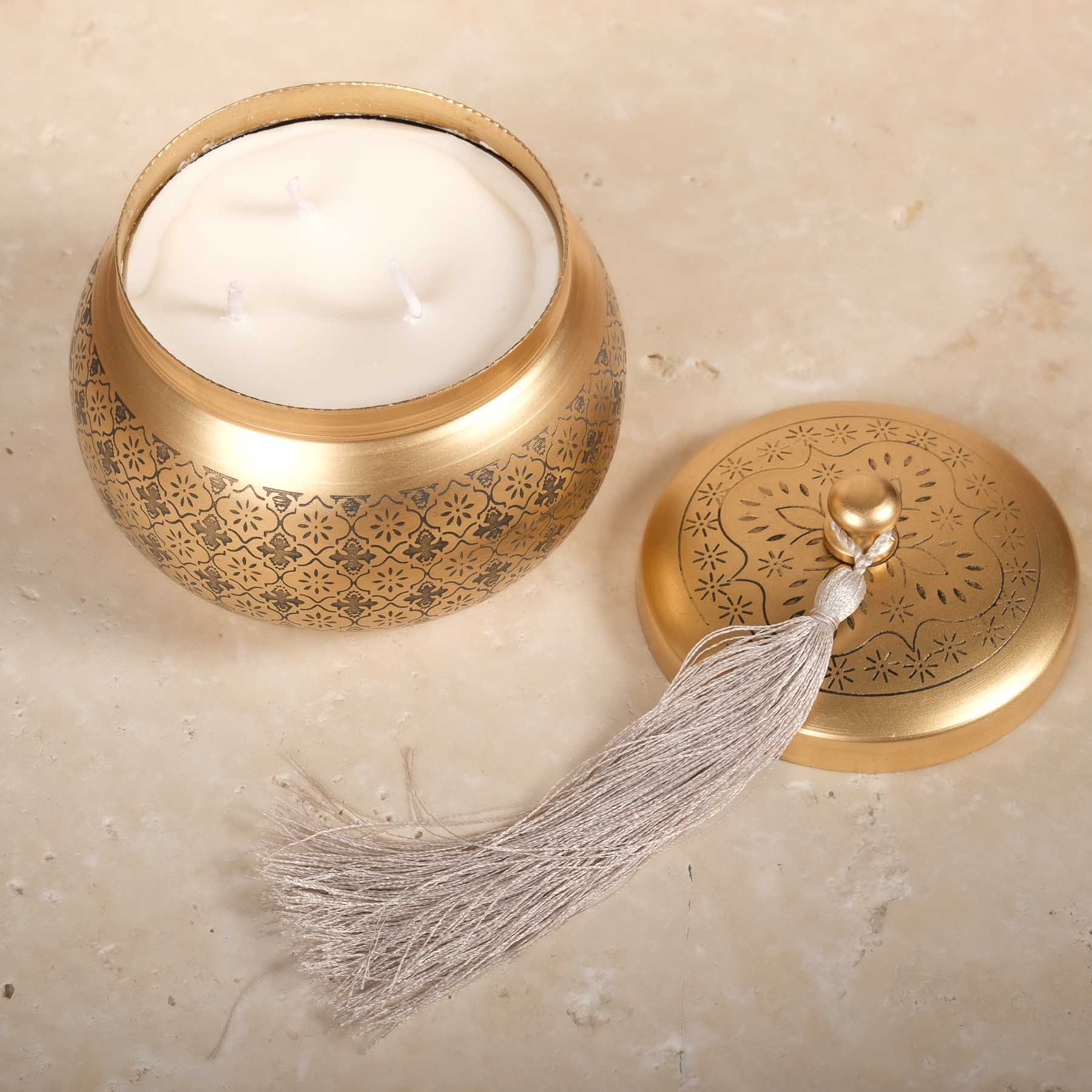 Bougie orientale dans un récipient en acier inoxydable