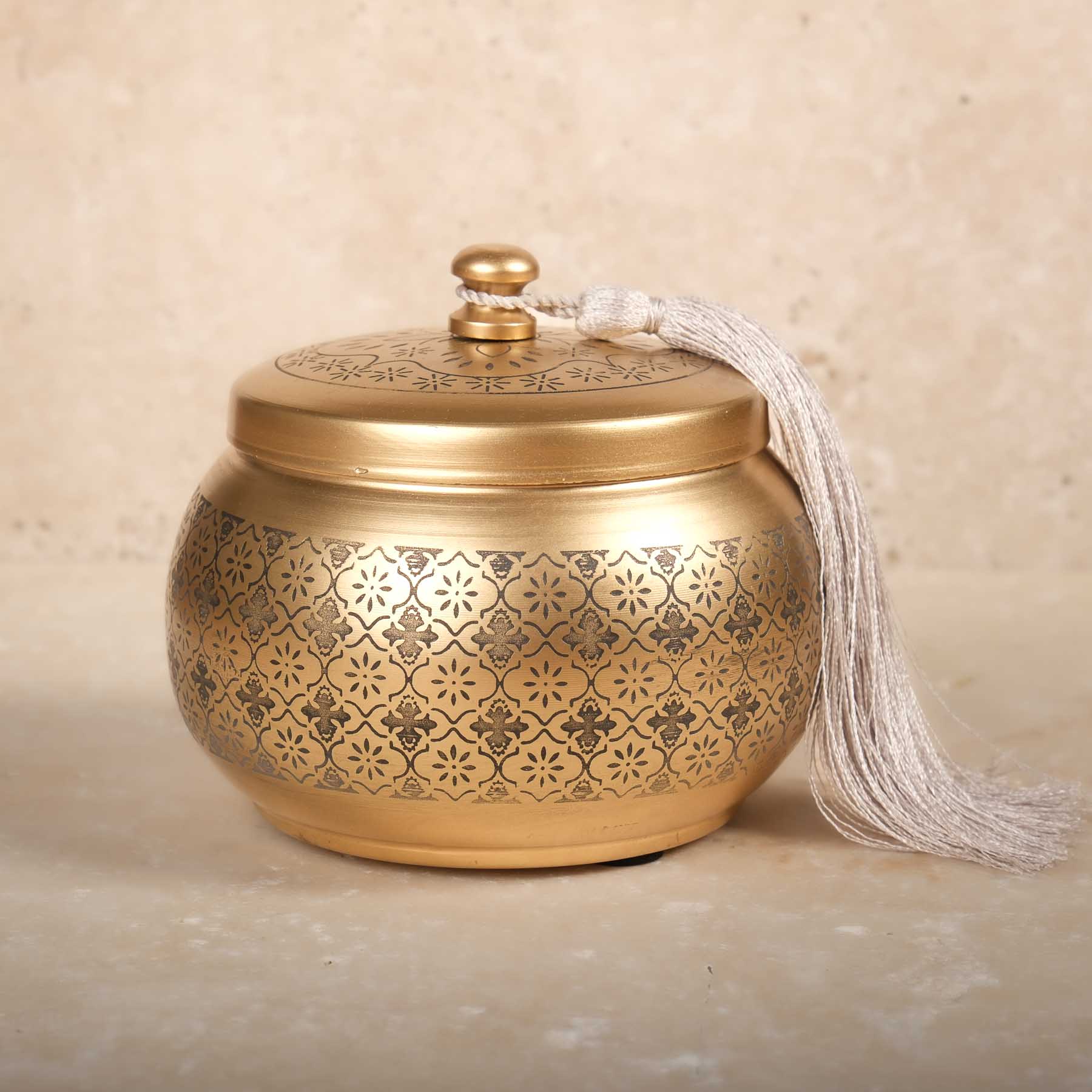 Bougie orientale dans un récipient en acier inoxydable vegan, en cire de soja