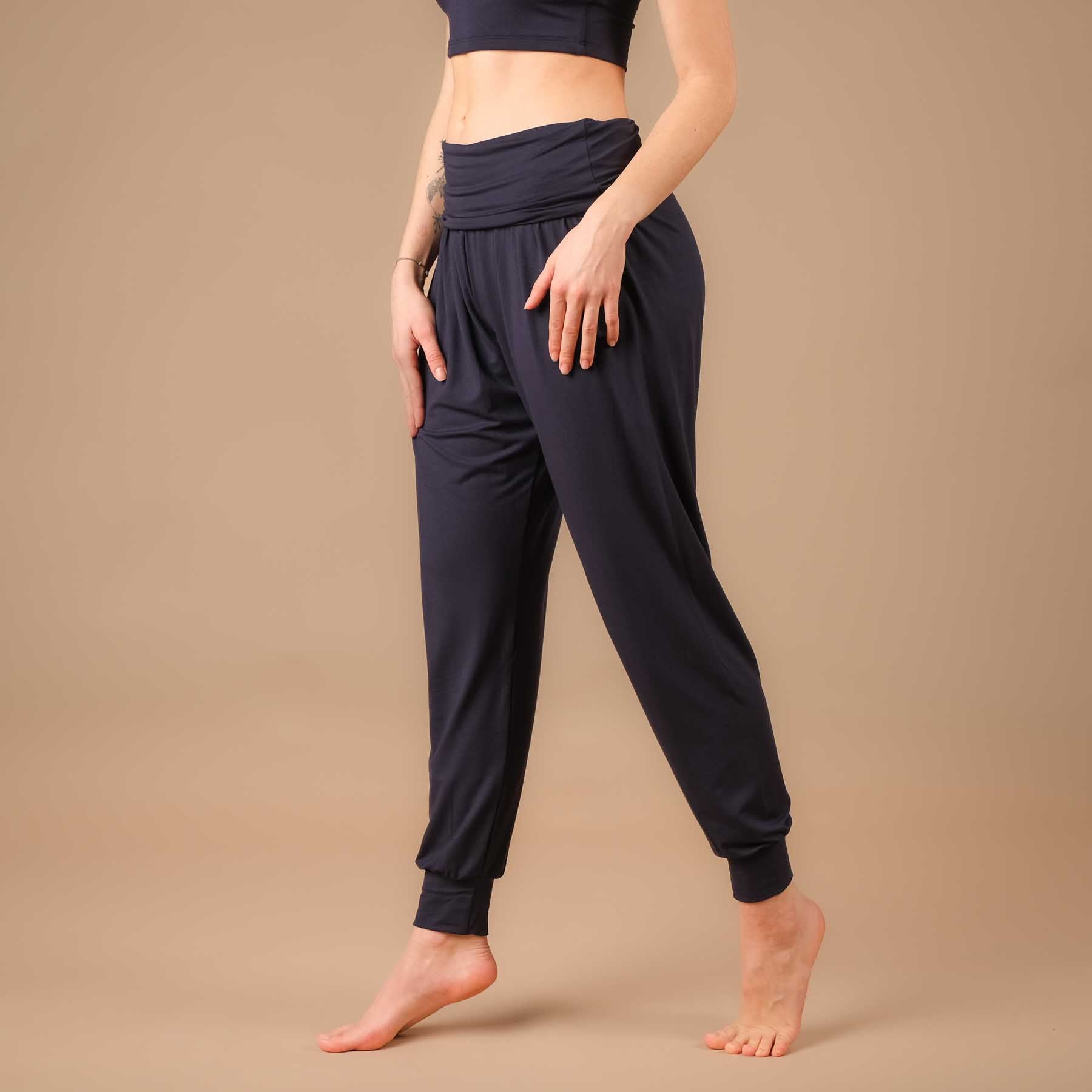 Pantalon de yoga Taj Mahal long fabriqué de manière durable en Suisse en couleur bleu marine