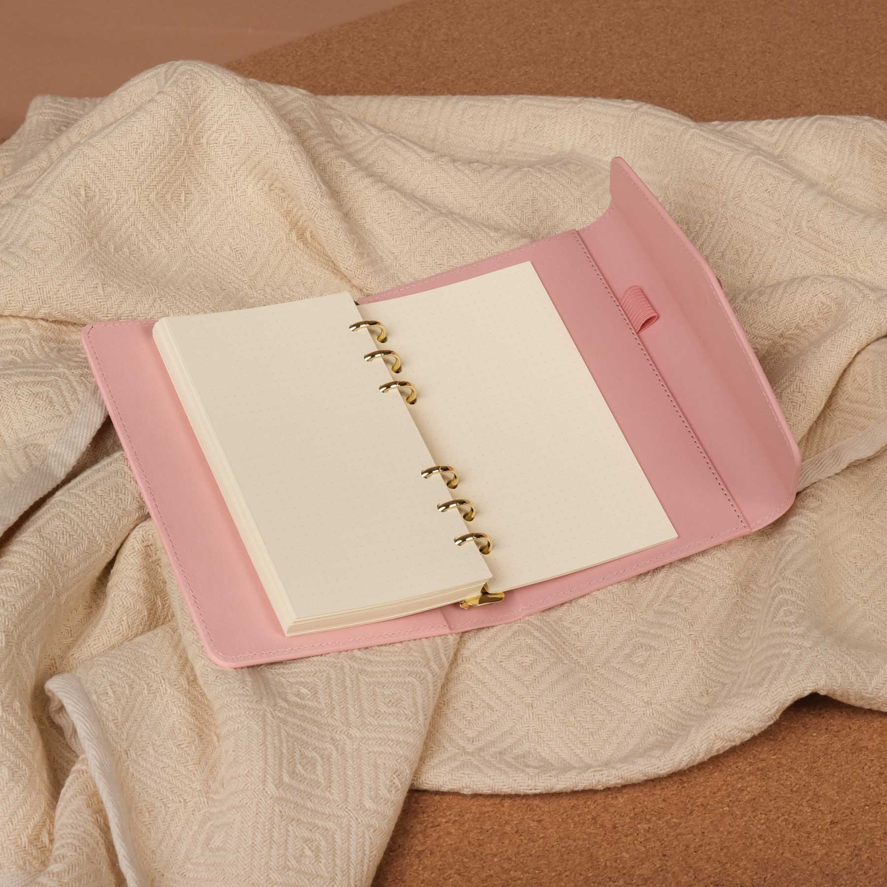 Carnet de notes Yoga à anneaux avec rabat fermeture magnétique et pierre précieuse, cartonné, avec design mandala