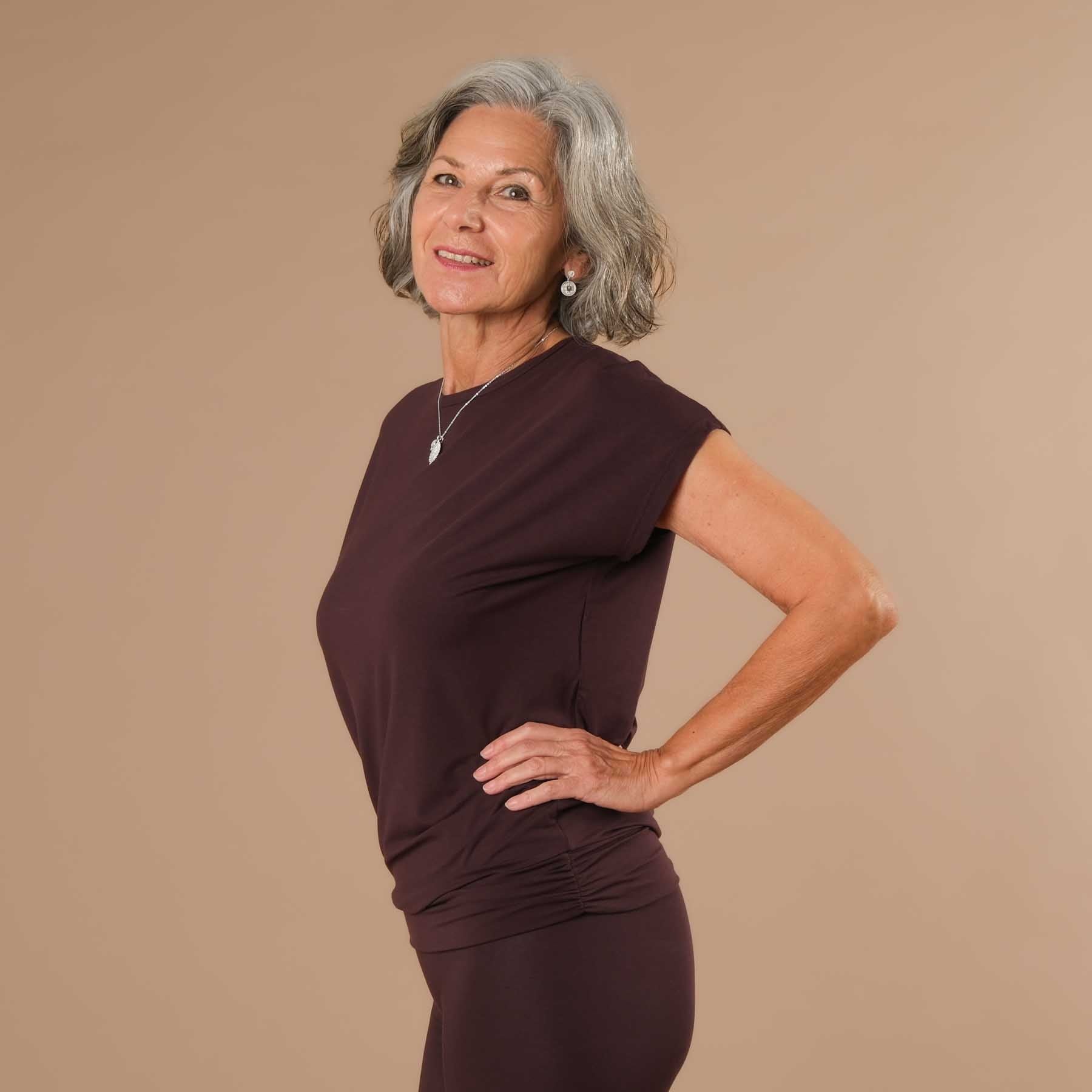 Yoga Shirt Comfy à manches courtes fabriqué de manière durable en Suisse aubergine