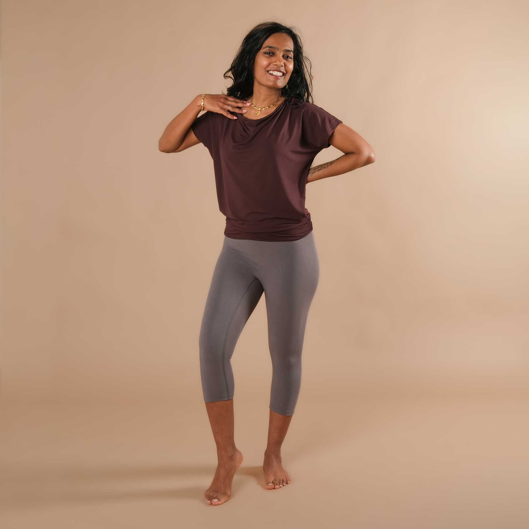 T-shirt yoga cascade aubergine, tissu durable, très confortable, cousu en Suisse