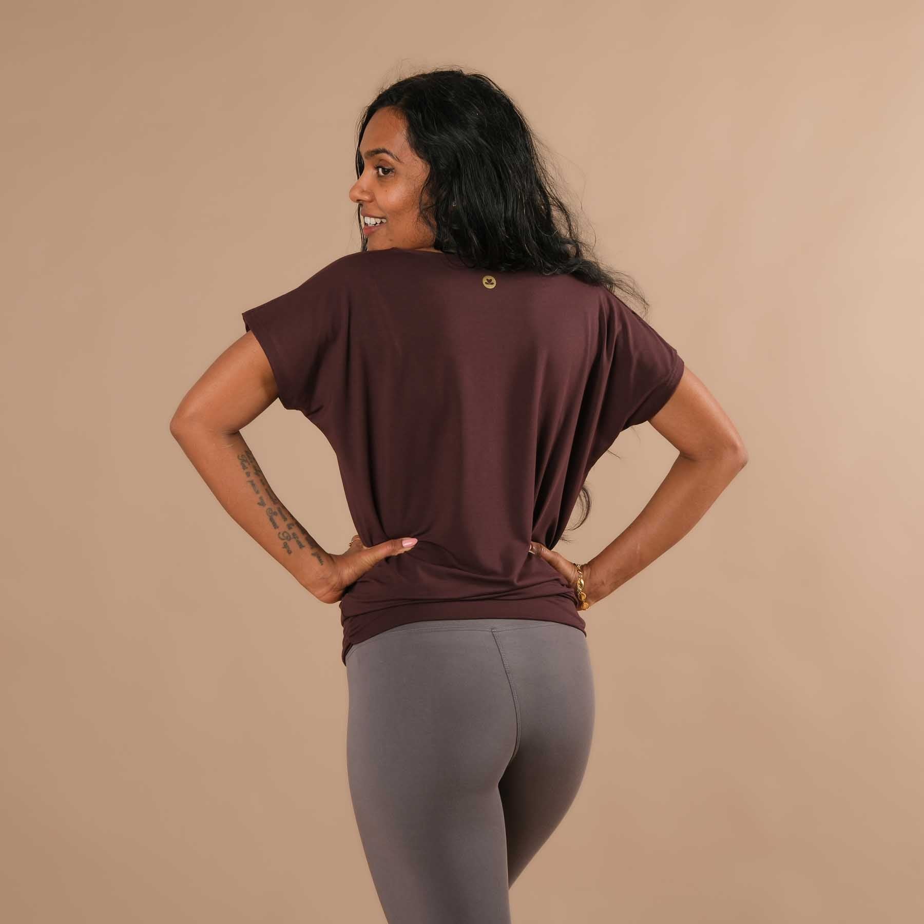 T-shirt yoga cascade aubergine, tissu durable, très confortable, cousu en Suisse