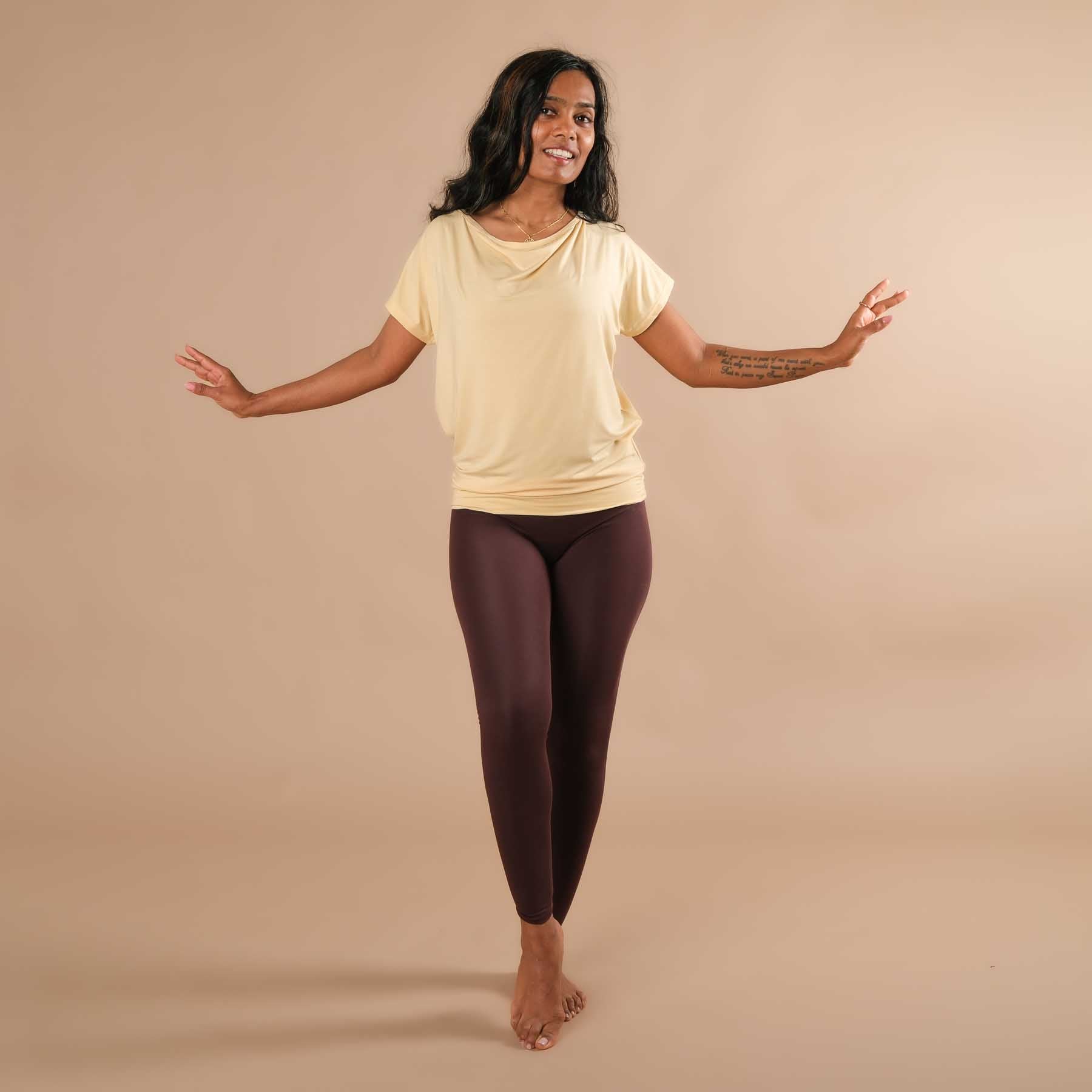 T-shirt yoga cascade, couleur jaune beurre, tissu durable, très confortable, cousu en Suisse