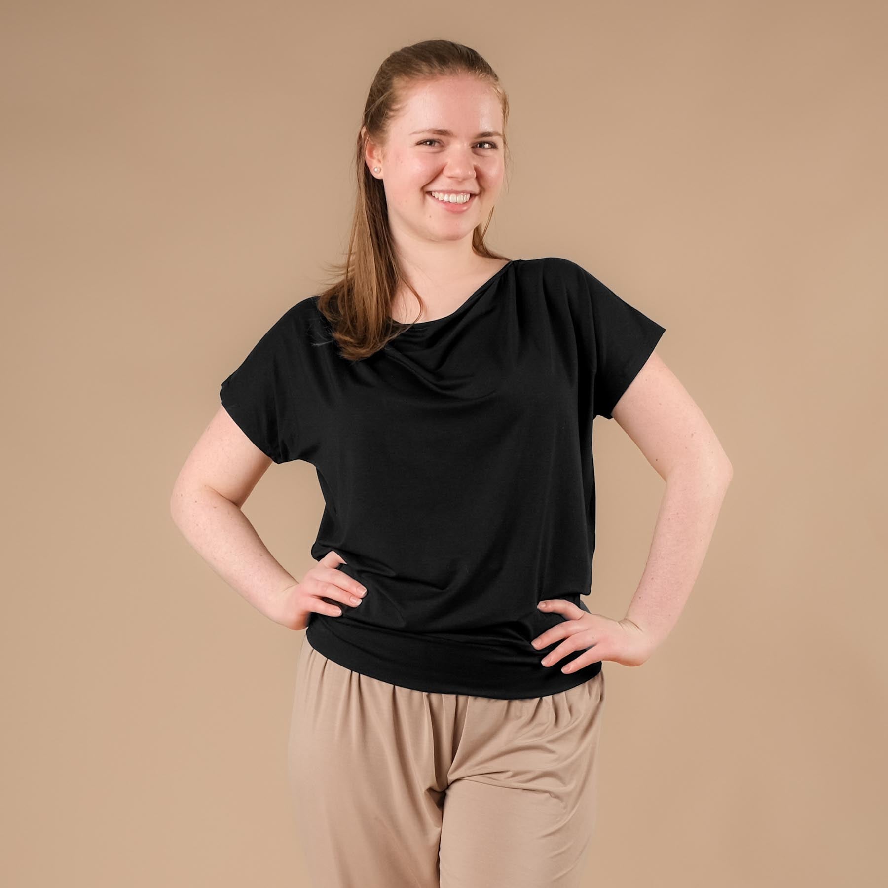 T-shirt de yoga cascade noir, tissu durable, super confortable, cousu en Suisse