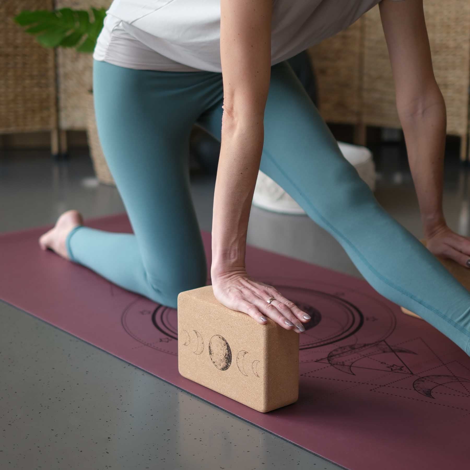 Bloc de yoga en liège Celeste avec design de lune durable
