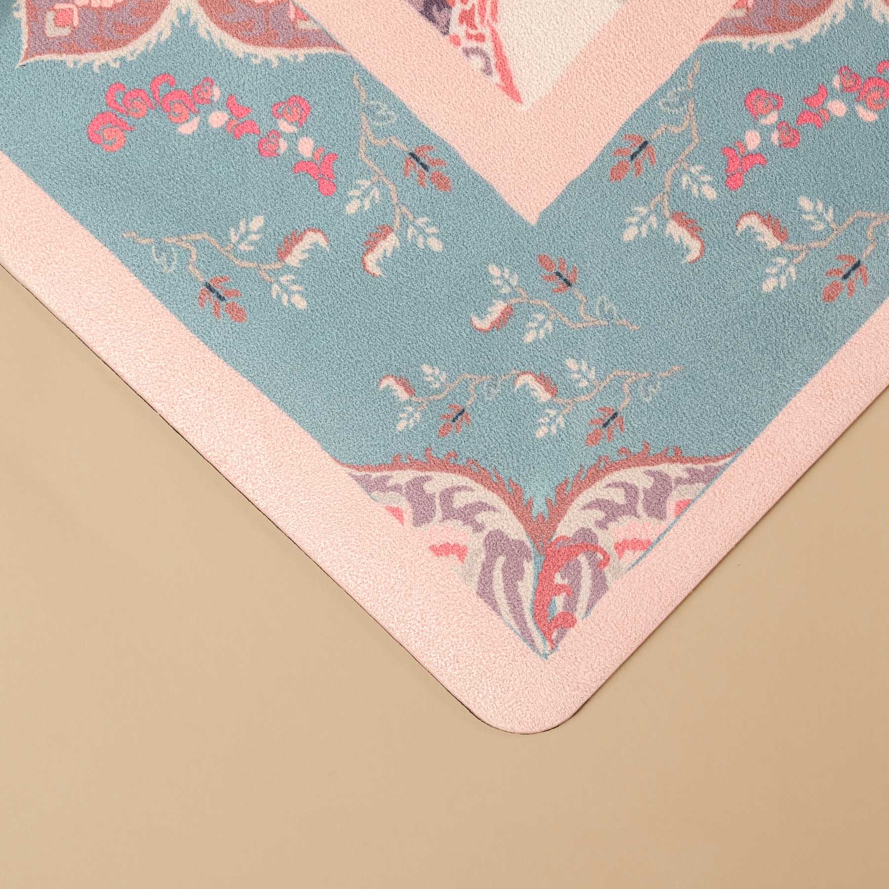 Tapis de yoga velours Marrakech avec un beau motif de fleurs