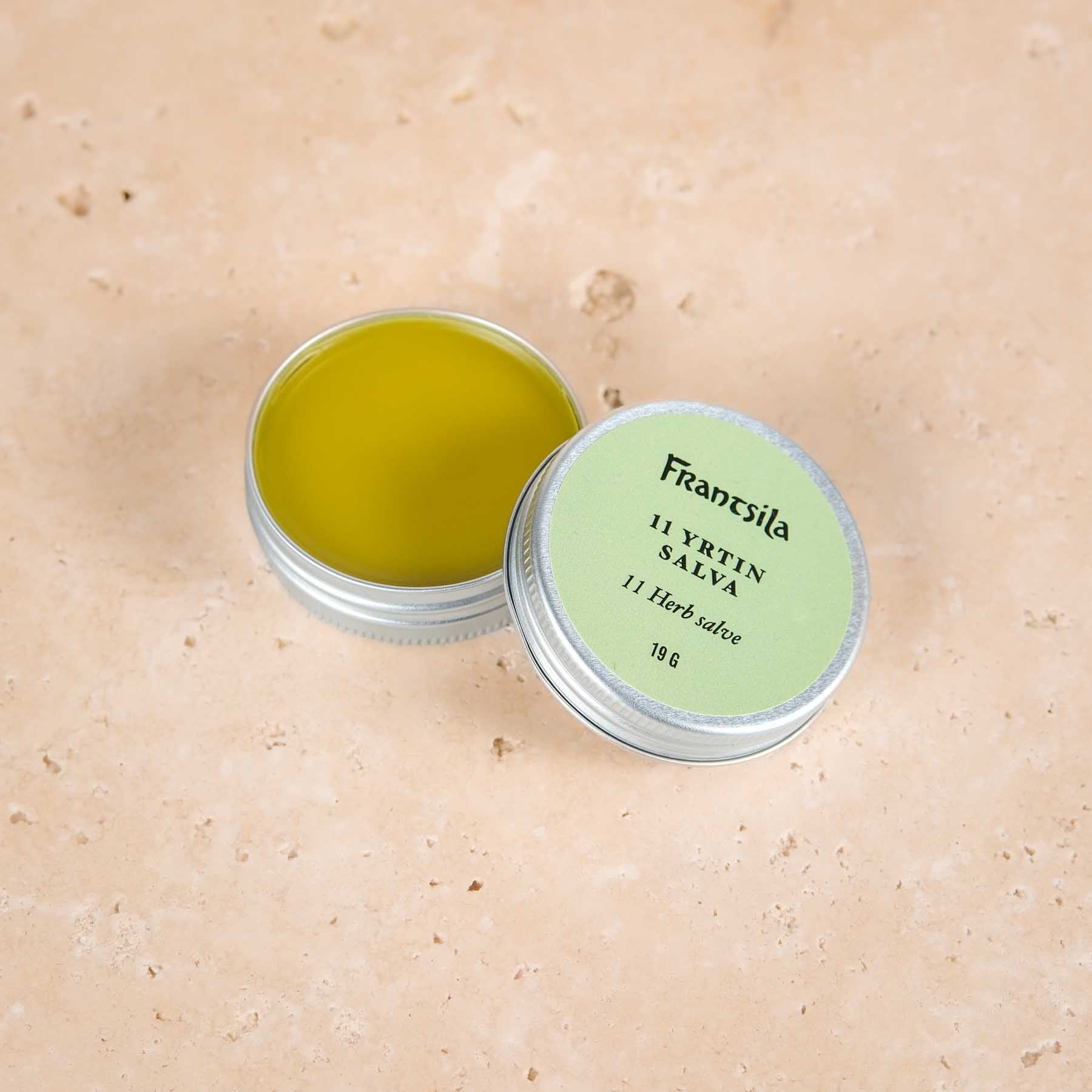 La pommade aux 11 herbes a également reçu le surnom de "pommade miracle". Elle apaise et tonifie la peau et l'aide à se renouveler plus rapidement.