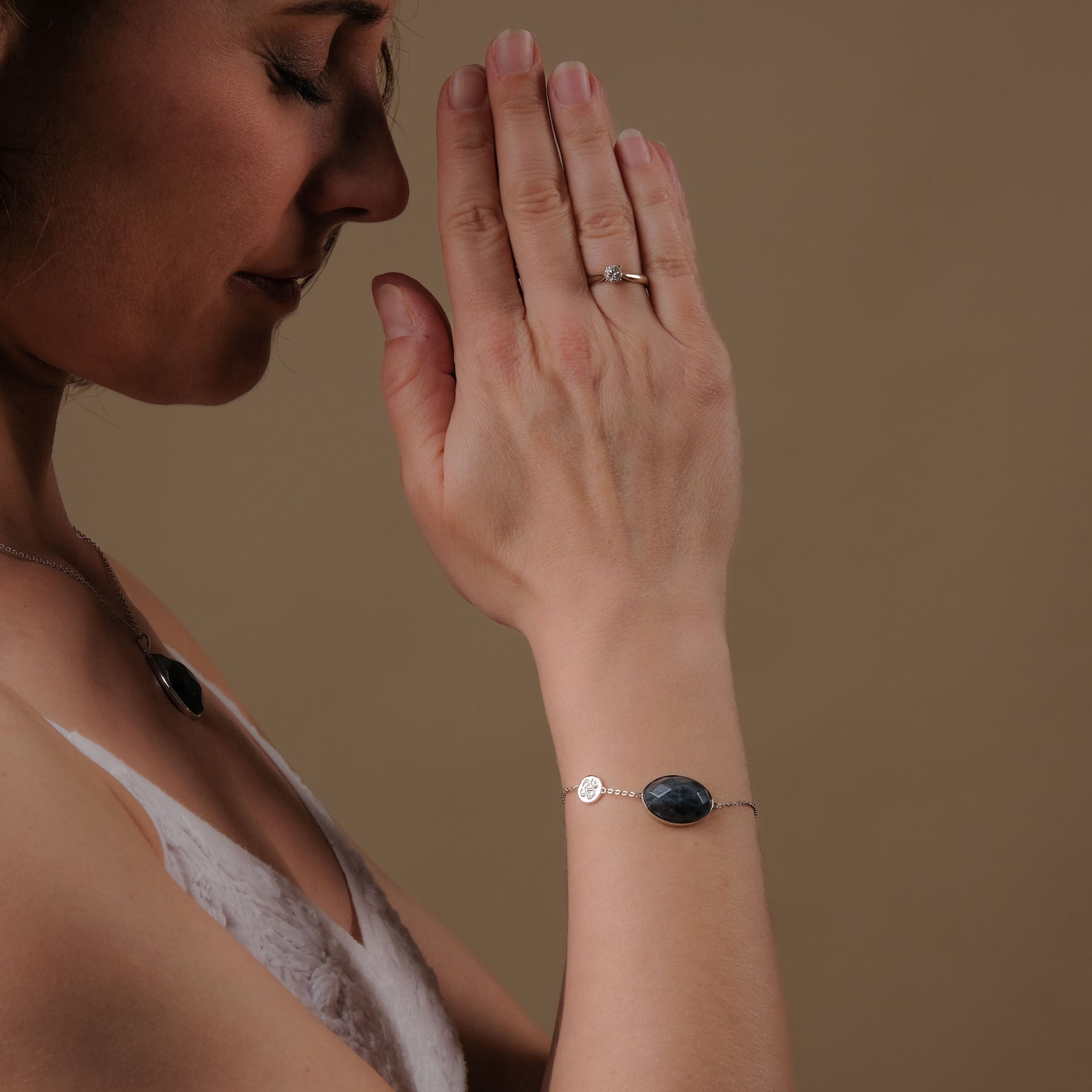 Bracelet avec labradorite argentée avec symbole OM