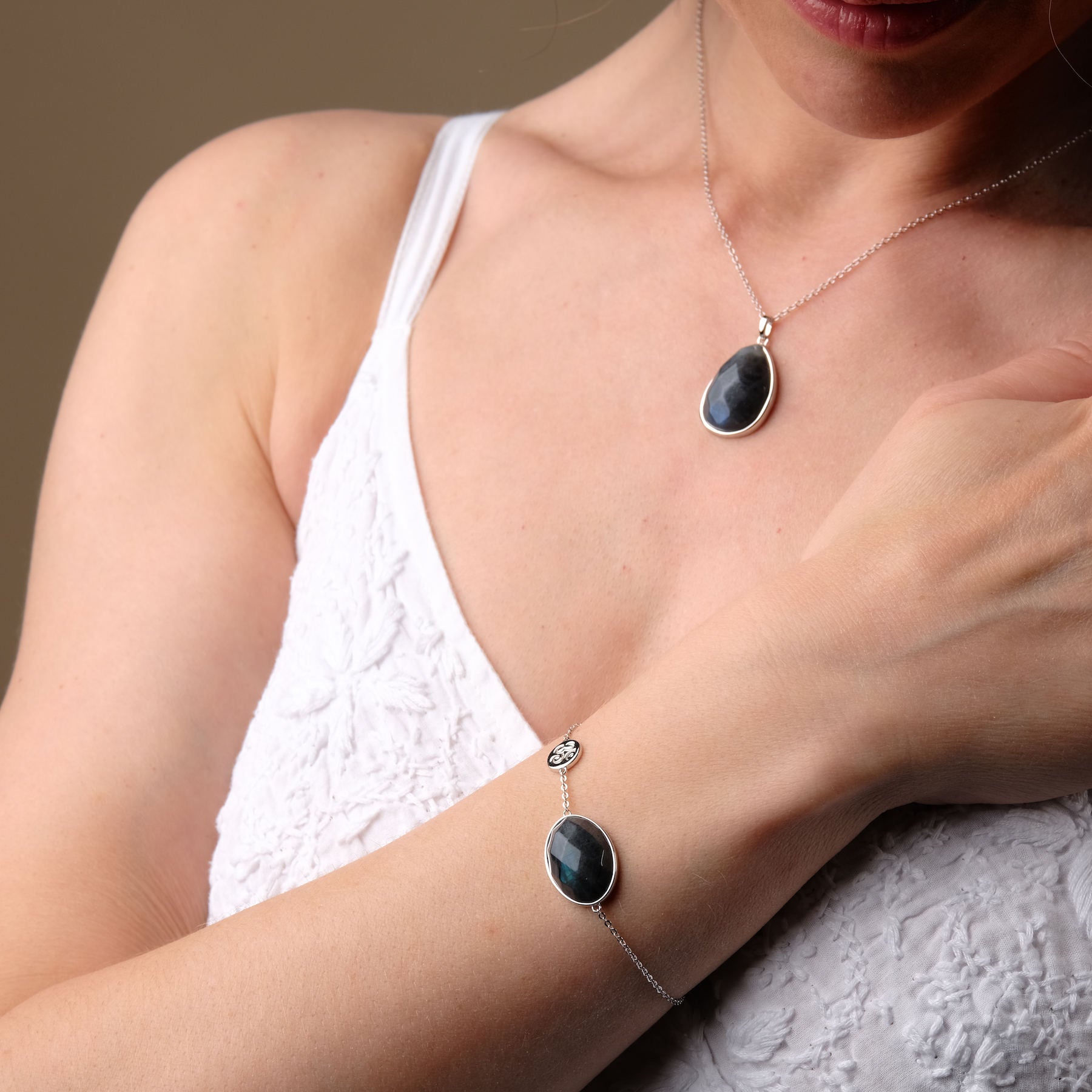 Bracelet avec labradorite argentée avec symbole OM