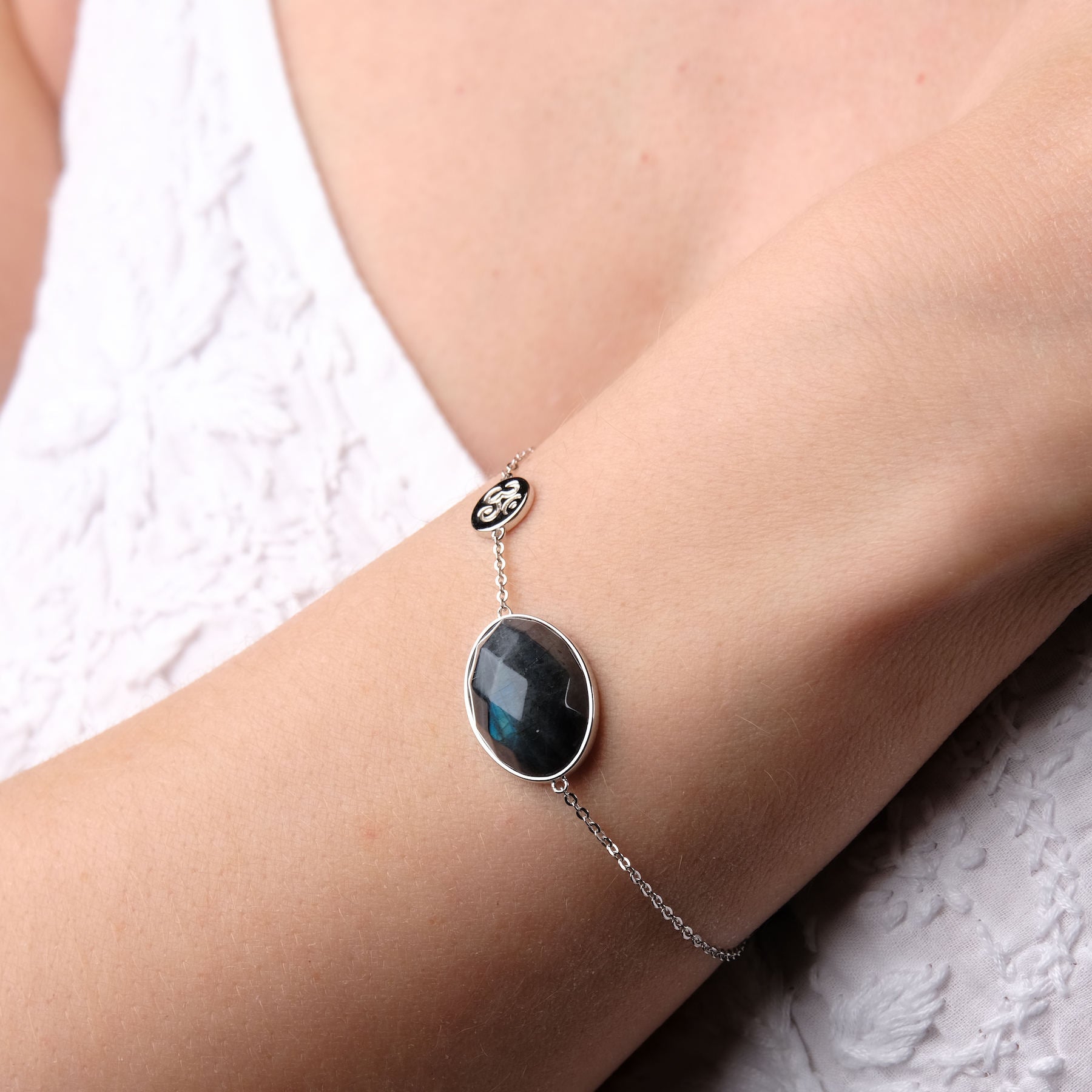 Bracelet avec labradorite argentée avec symbole OM