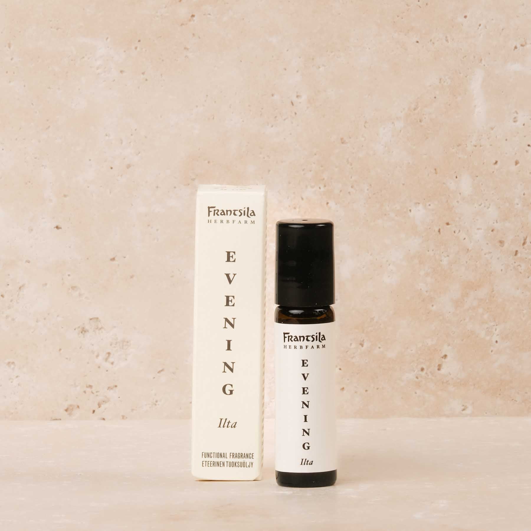 L'Huile du soir Calm Roll-on est composée d'huile de lavande, d'orange et de jojoba et vous aide à descendre le soir et à vous calmer.