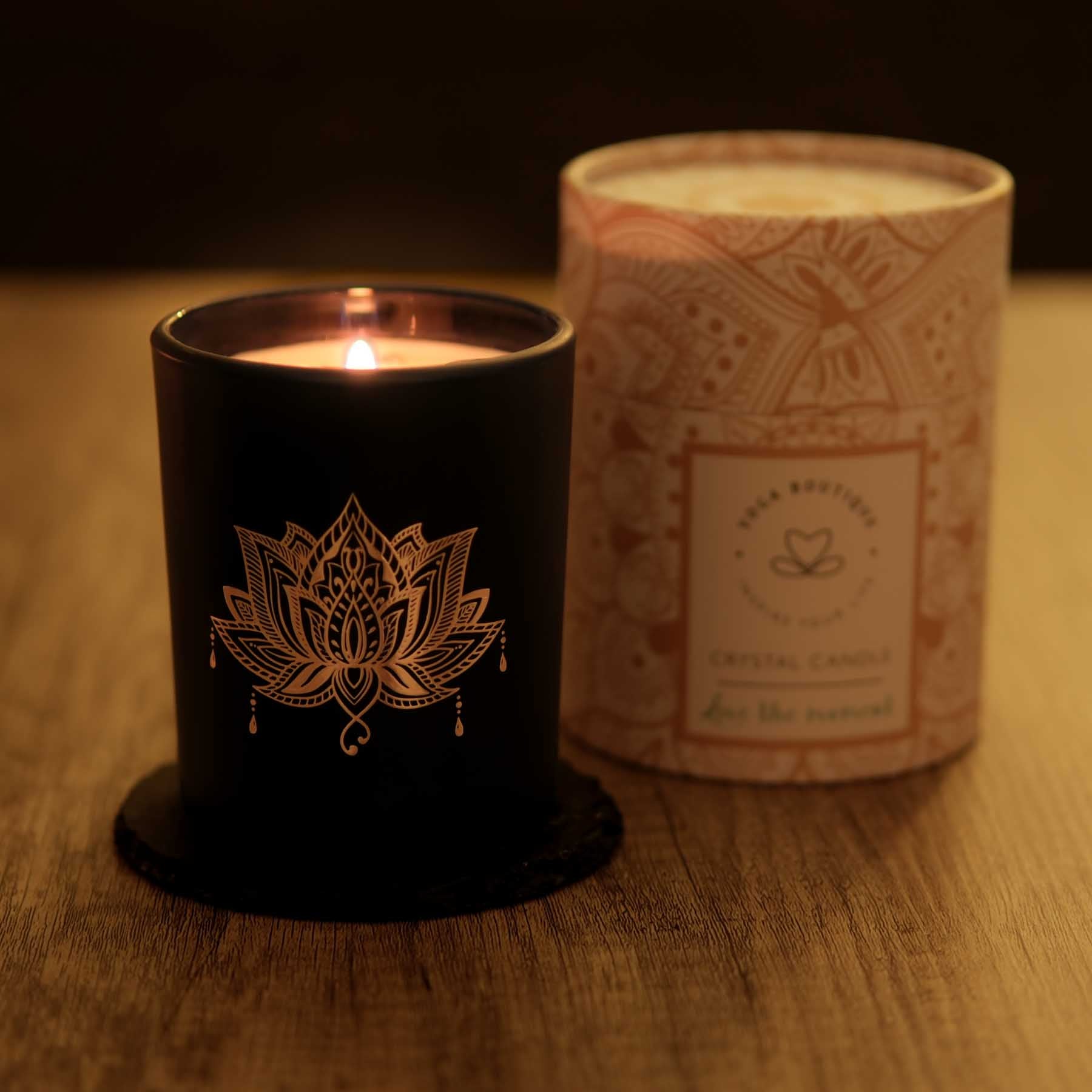 Bougie parfumée dans un verre noir avec pierres précieuses