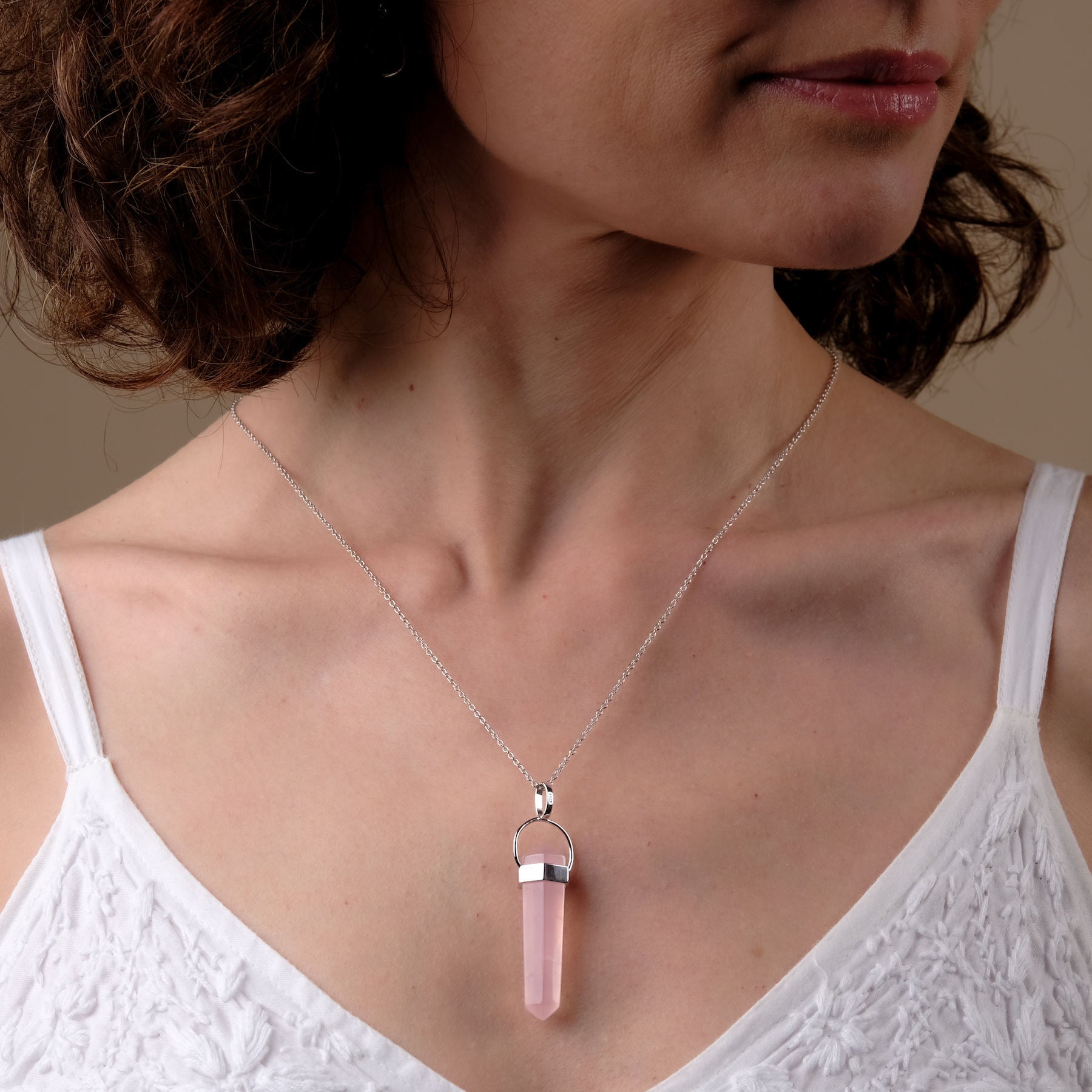 Collier avec pointe de quartz rose argenté