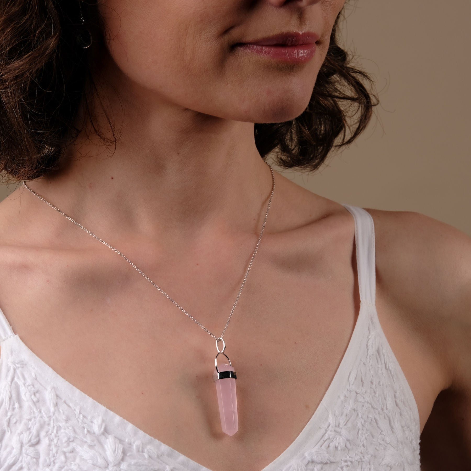 Collier avec pointe de quartz rose argenté