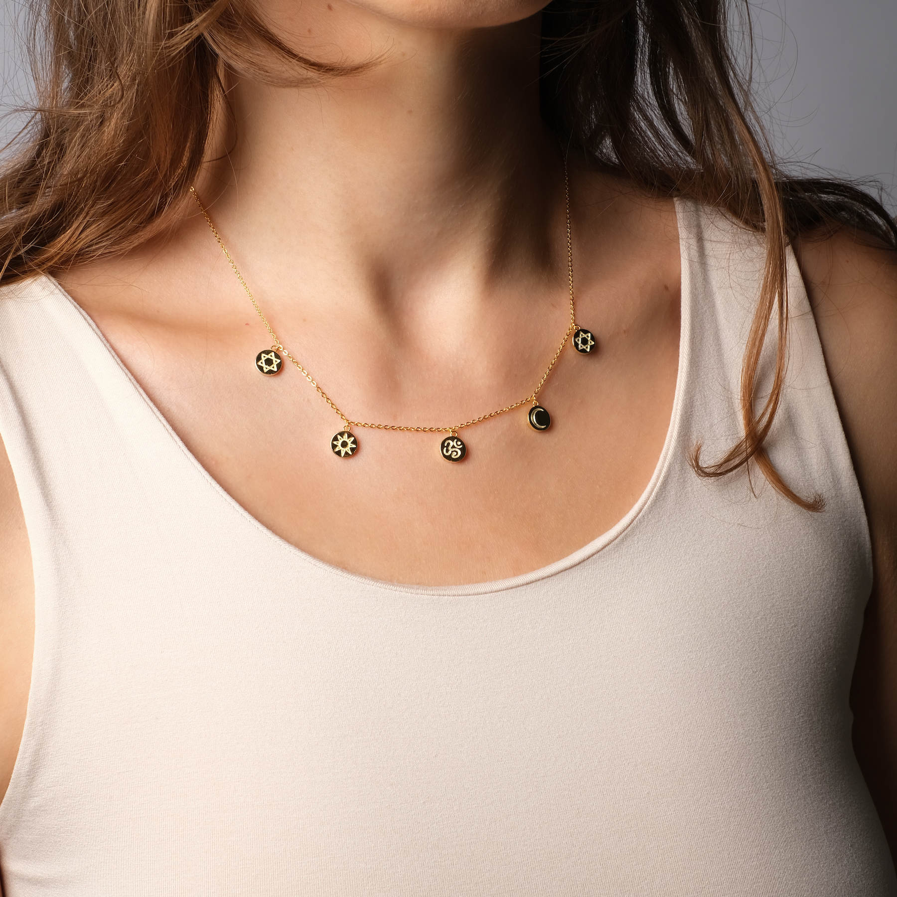 Collier avec symboles de yoga avec coins or