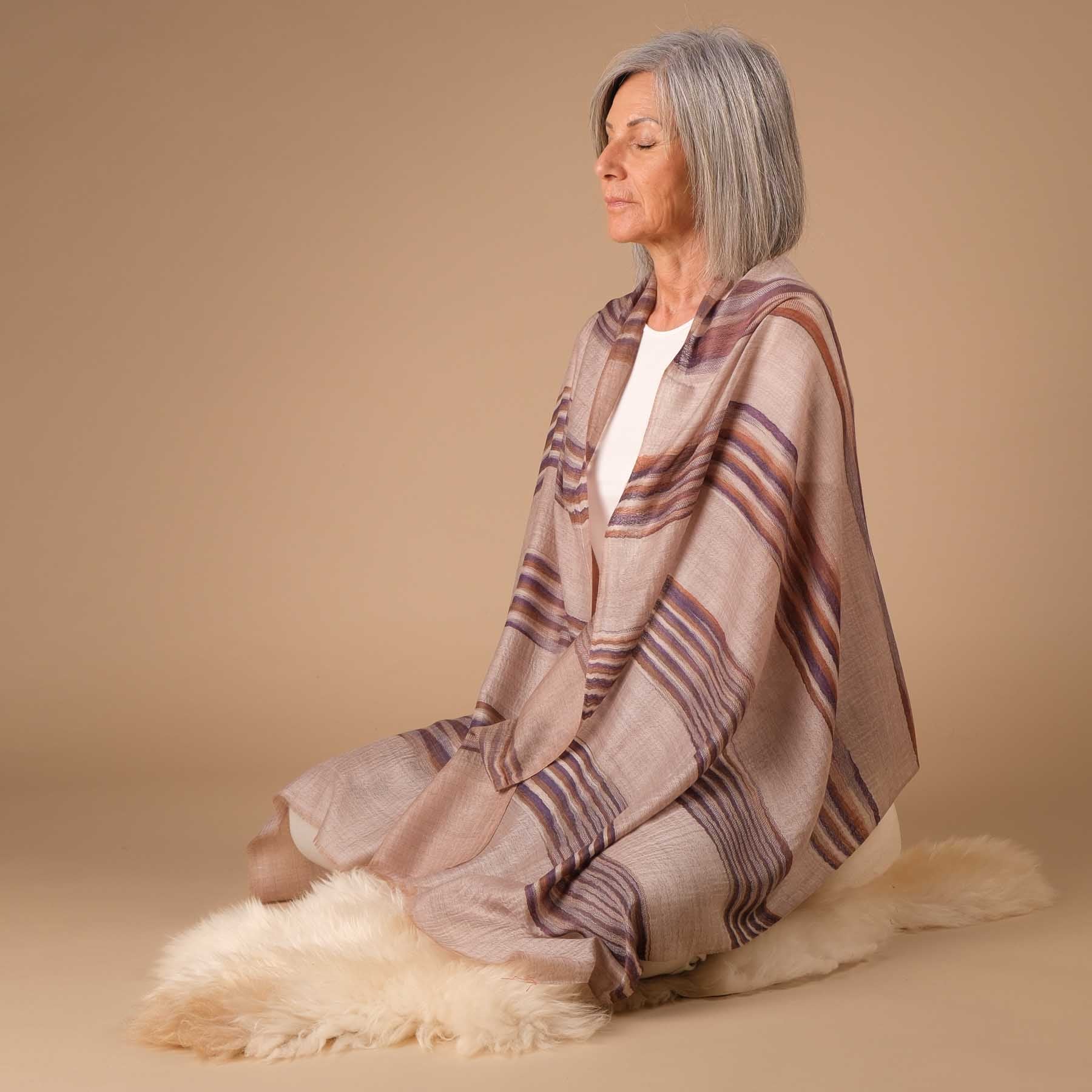 Châle de méditation en laine fine Ethno purple - motif ethnique avec des rayures brunes et violettes