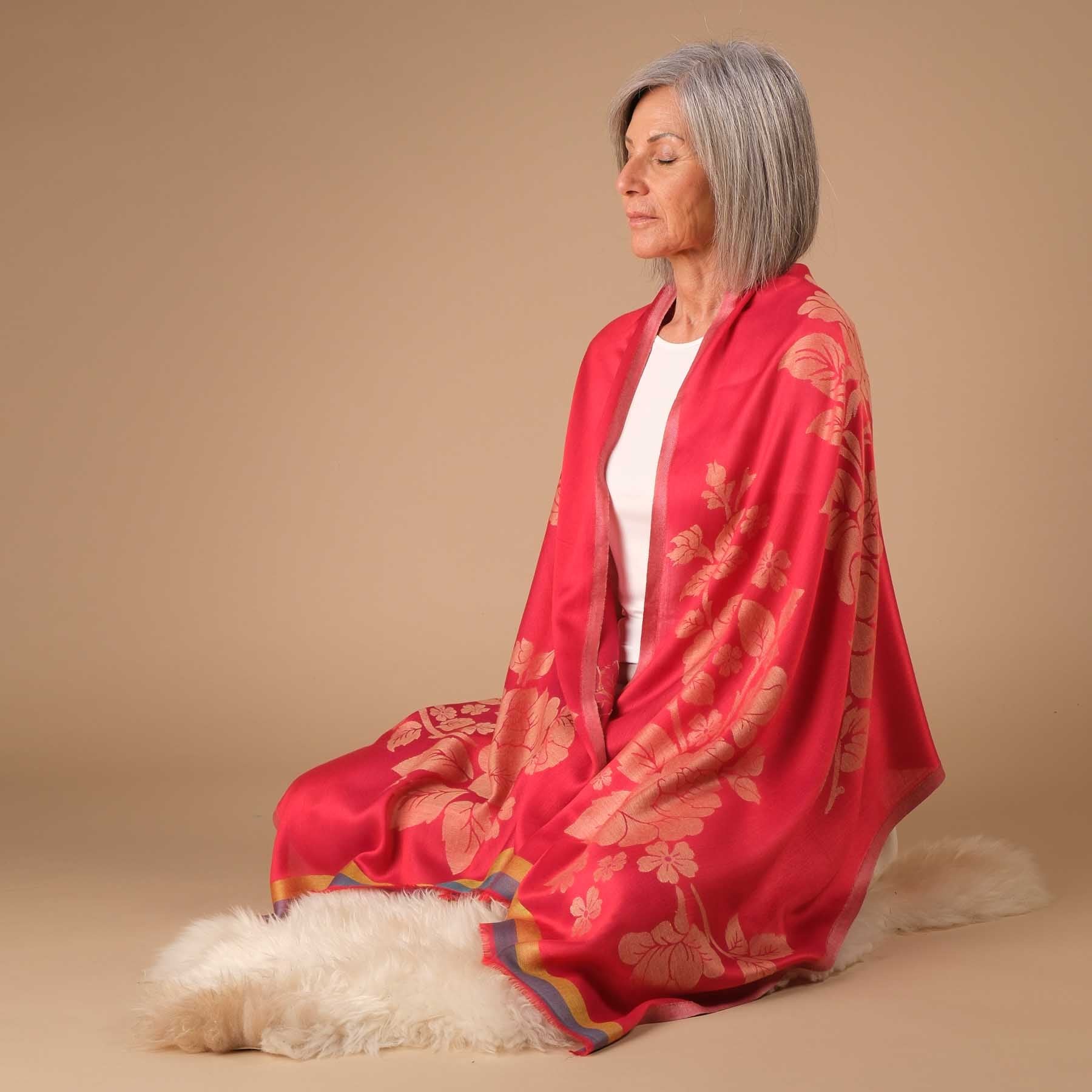 Noble écharpe Kani en modal, rouge avec un motif de roses