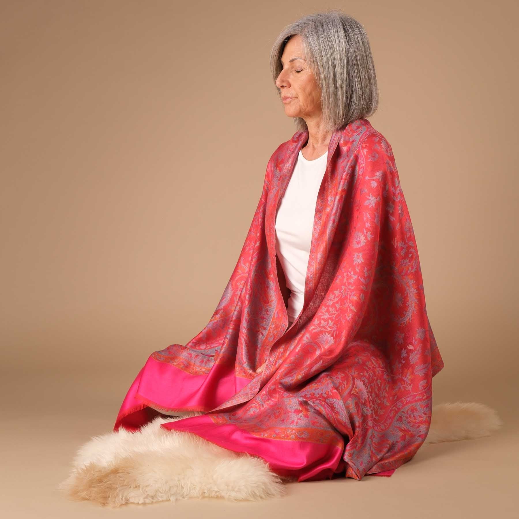 Châle de méditation Mars en rouge avec motif Paisley et fleurs