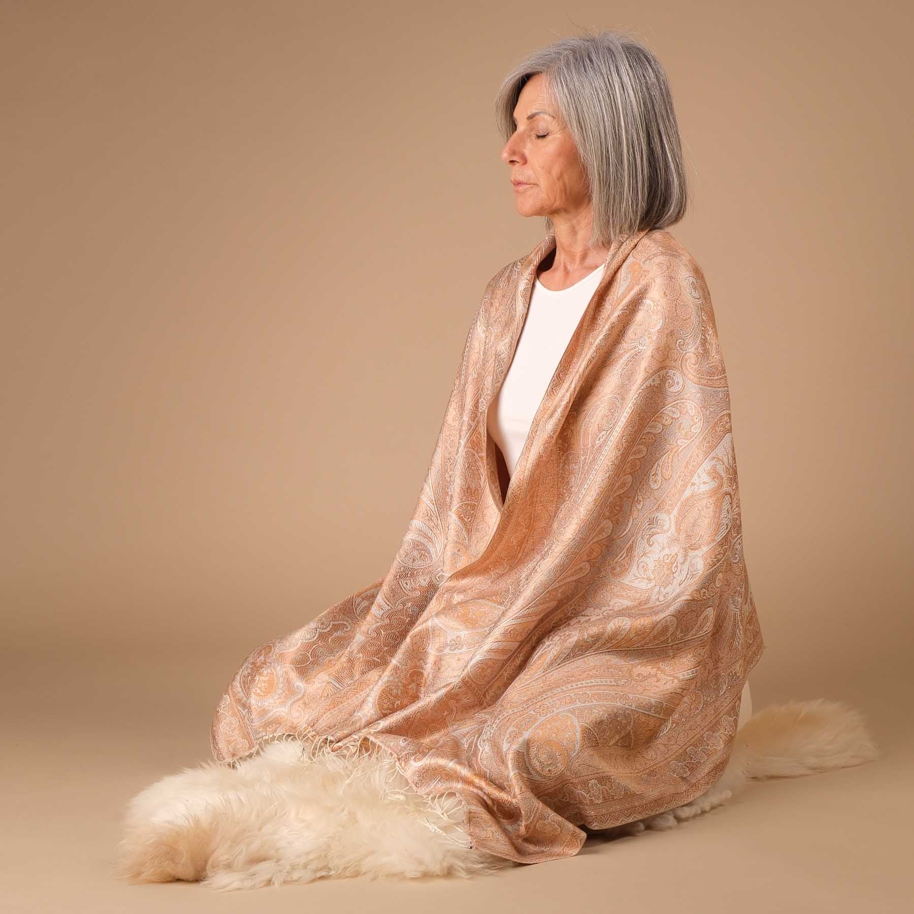 Foulard en soie dans les tons chauds du marron