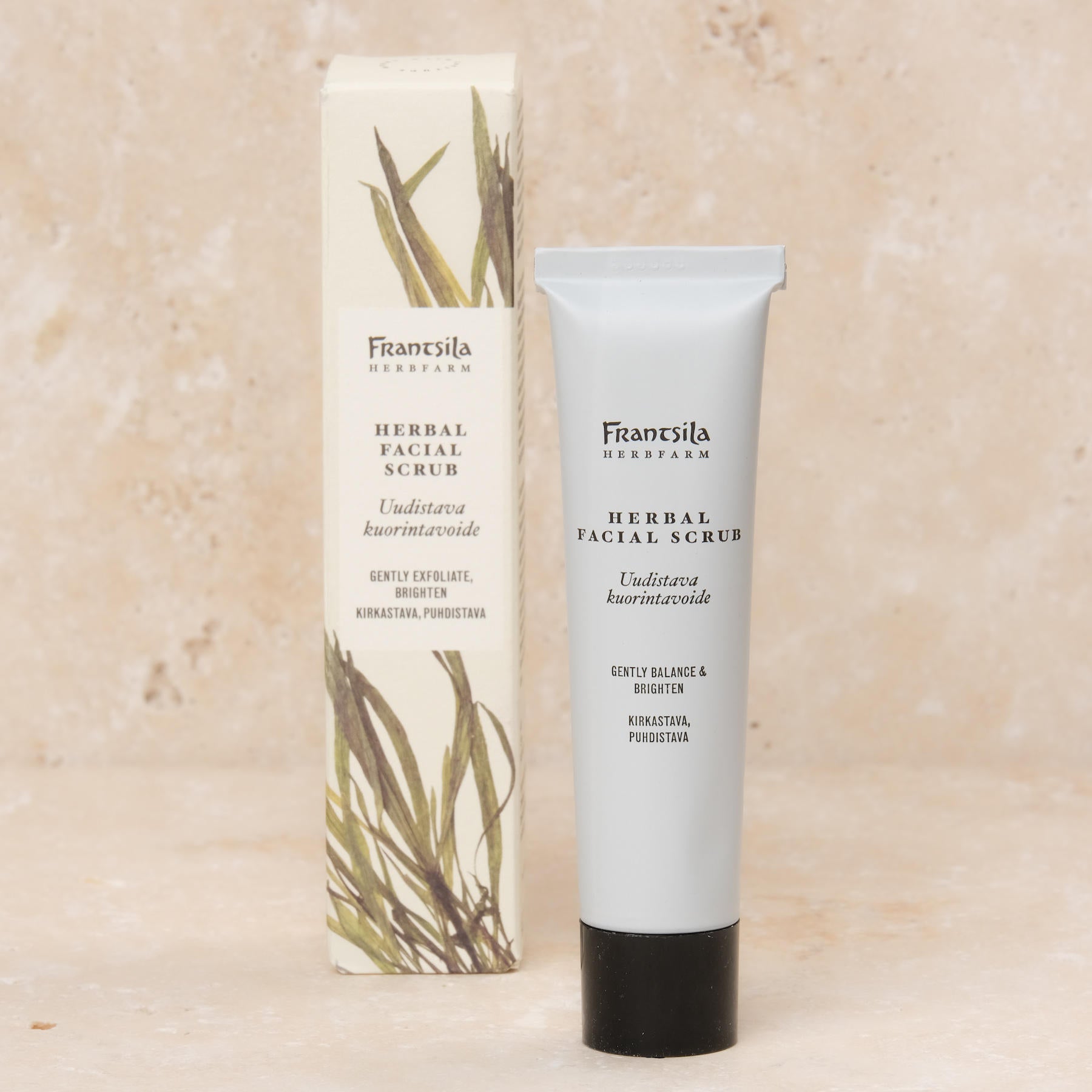 La crème exfoliante aux herbes Midsummer Rose de Frantsila convient à tous les types de peau. La silice marine très finement moulue ainsi que l'extrait de papaye éliminent en douceur les particules de peau mortes et libèrent la peau de ses impuretés.