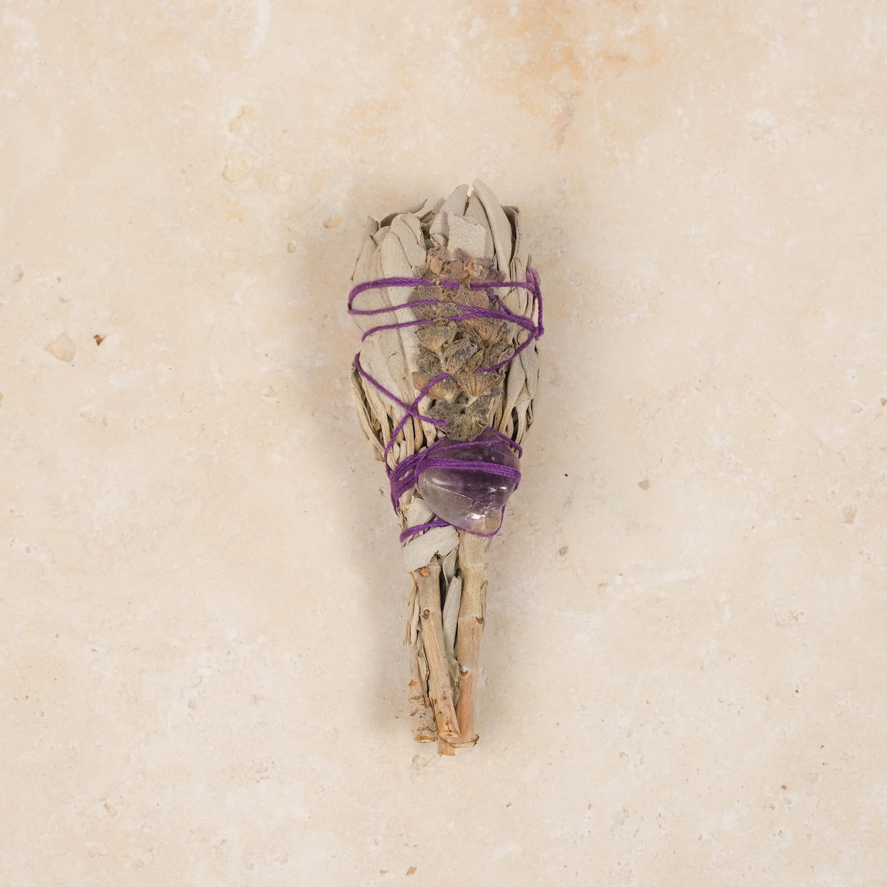 Sauge blanche avec pierre précieuse améthyste