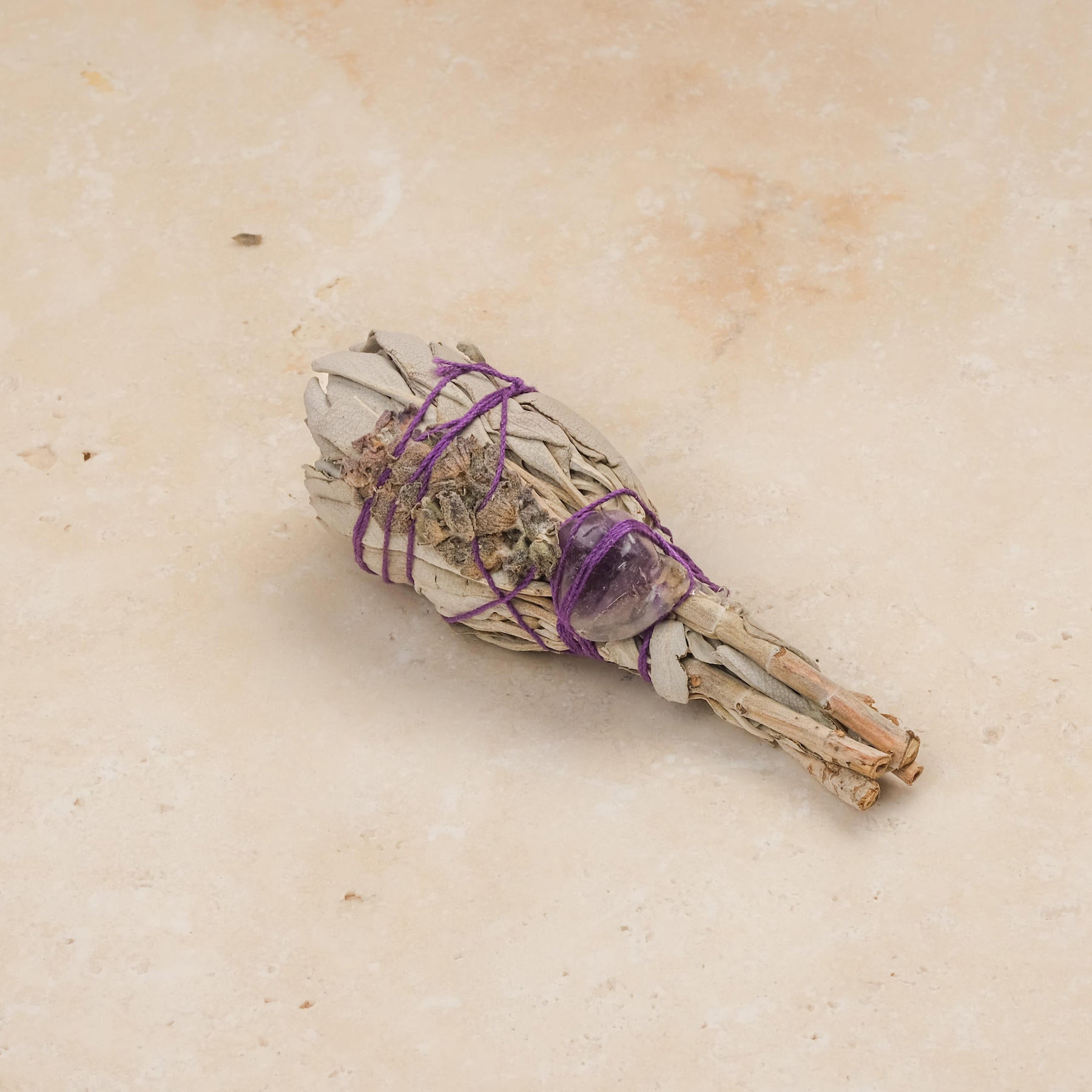 Sauge blanche avec pierre précieuse améthyste