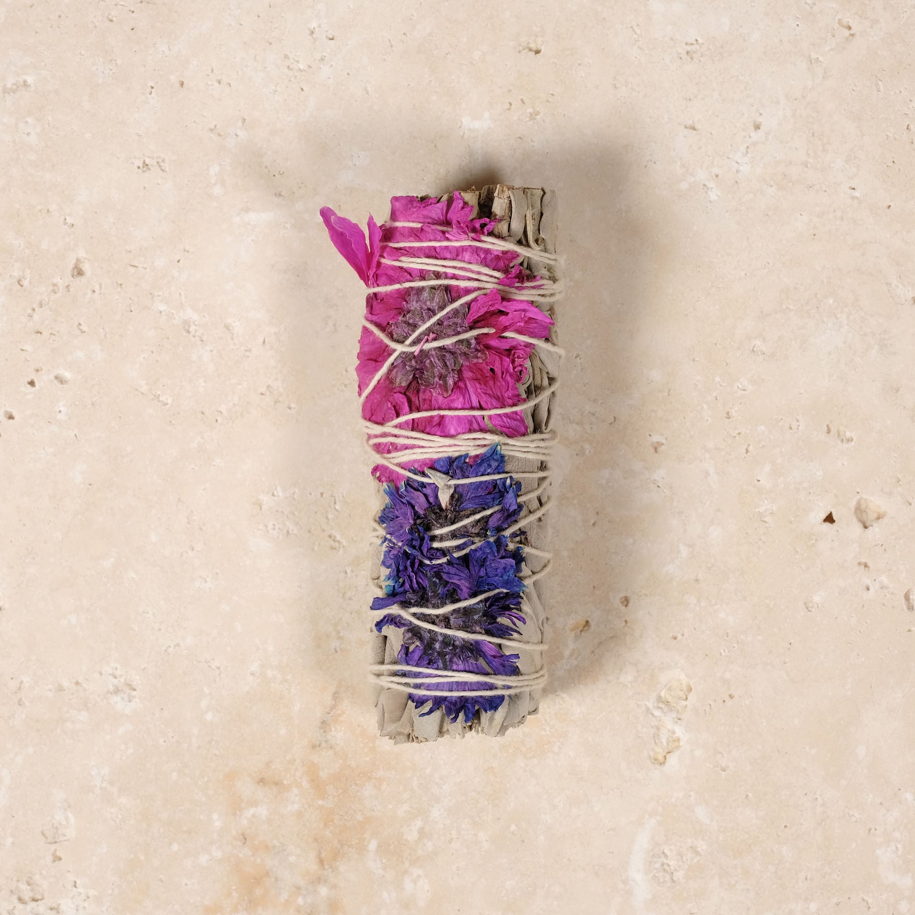 Sauge blanche Bliss avec pétales de fleurs