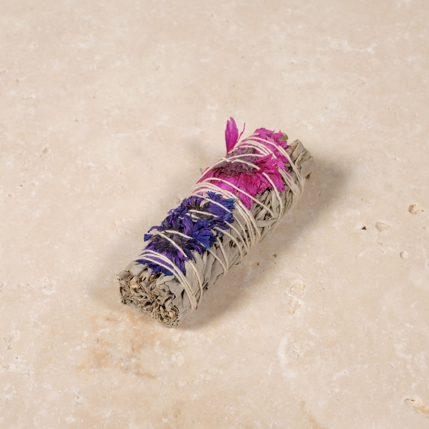 Sauge blanche Bliss avec pétales de fleurs