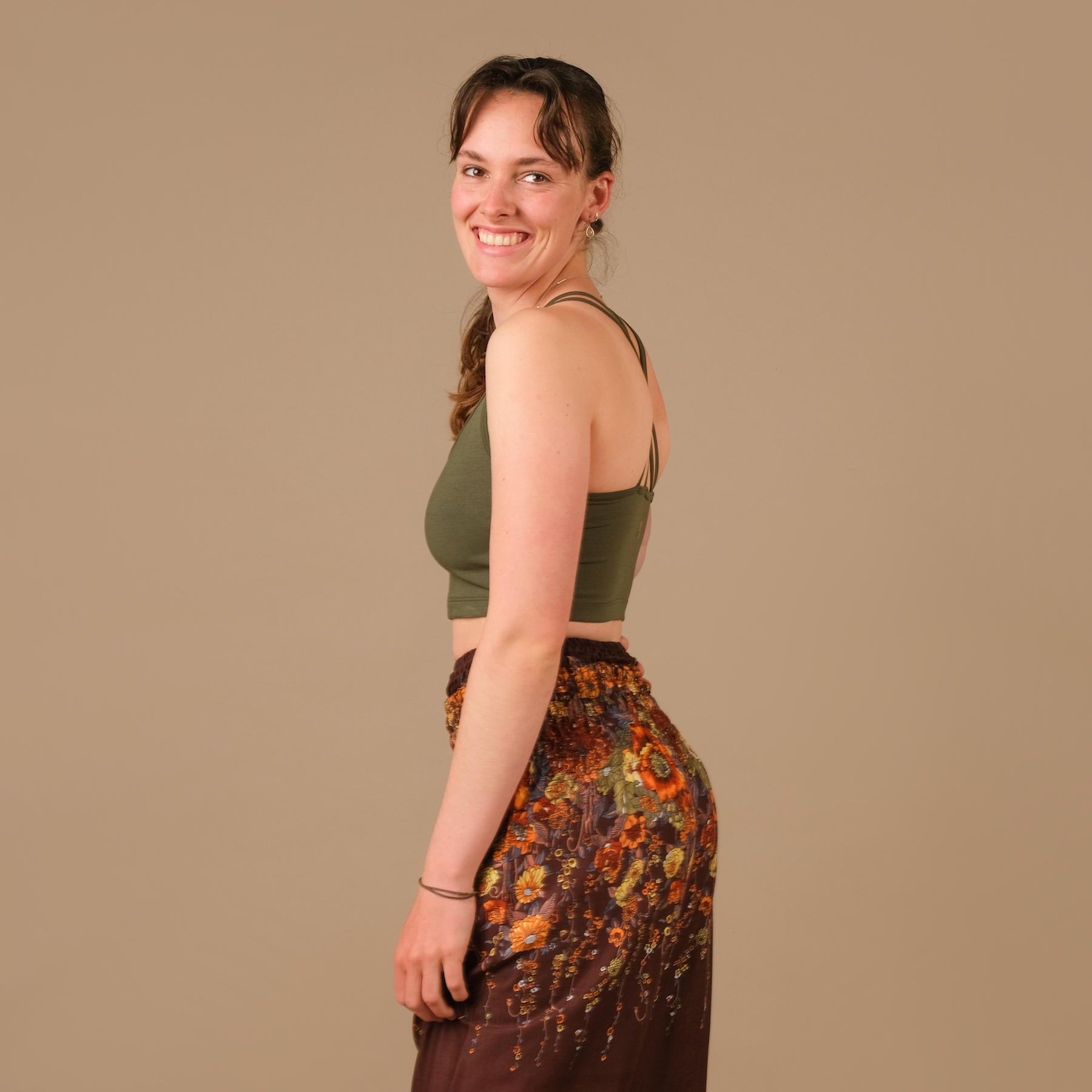 Robes de yoga Crop Top Joy olive en tissu durable et fabriqué en Suisse